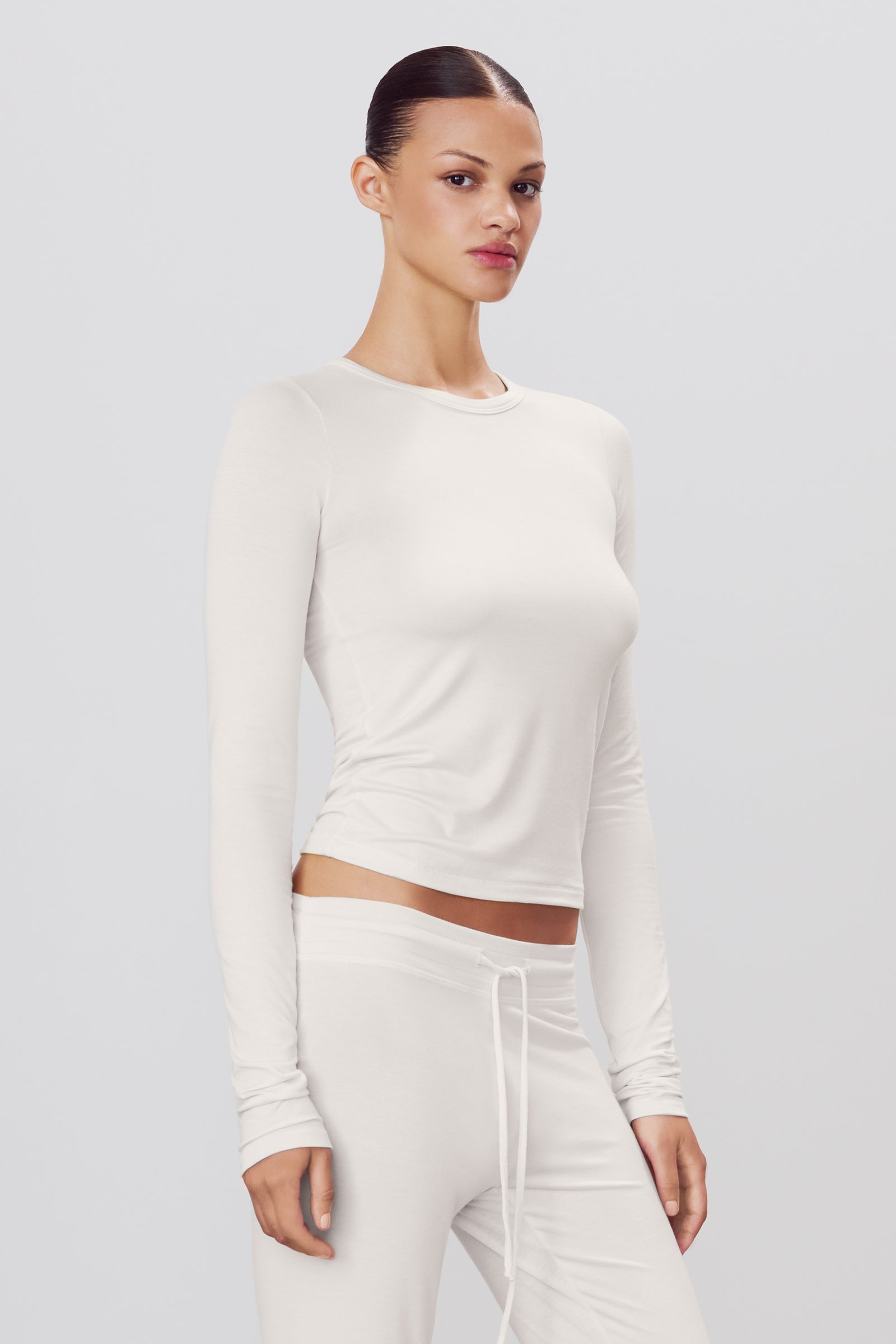 FITTED CREWNECK LONG SLEEVE T-SHIRT - ÉTERNE