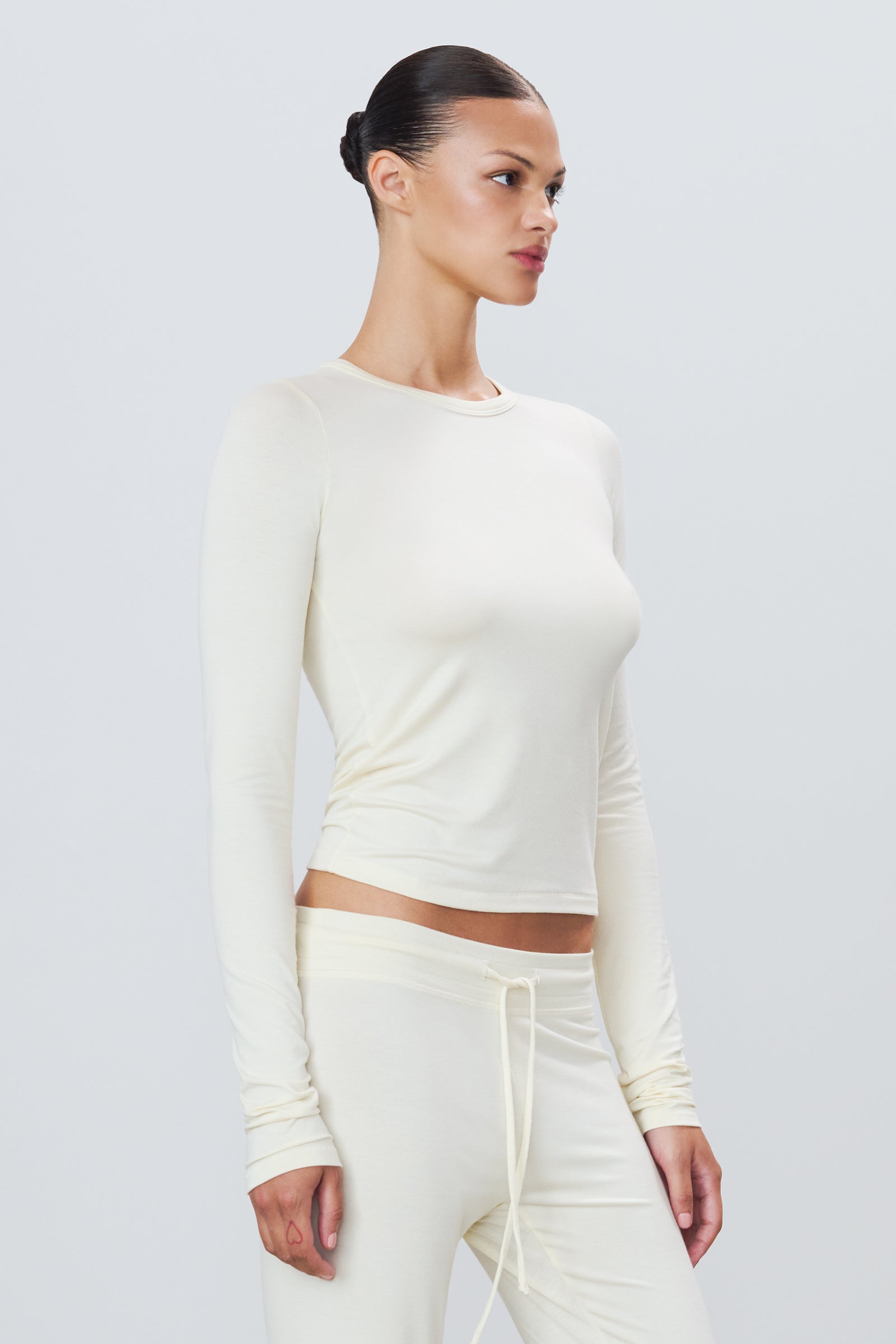FITTED CREWNECK LONG SLEEVE T-SHIRT - ÉTERNE
