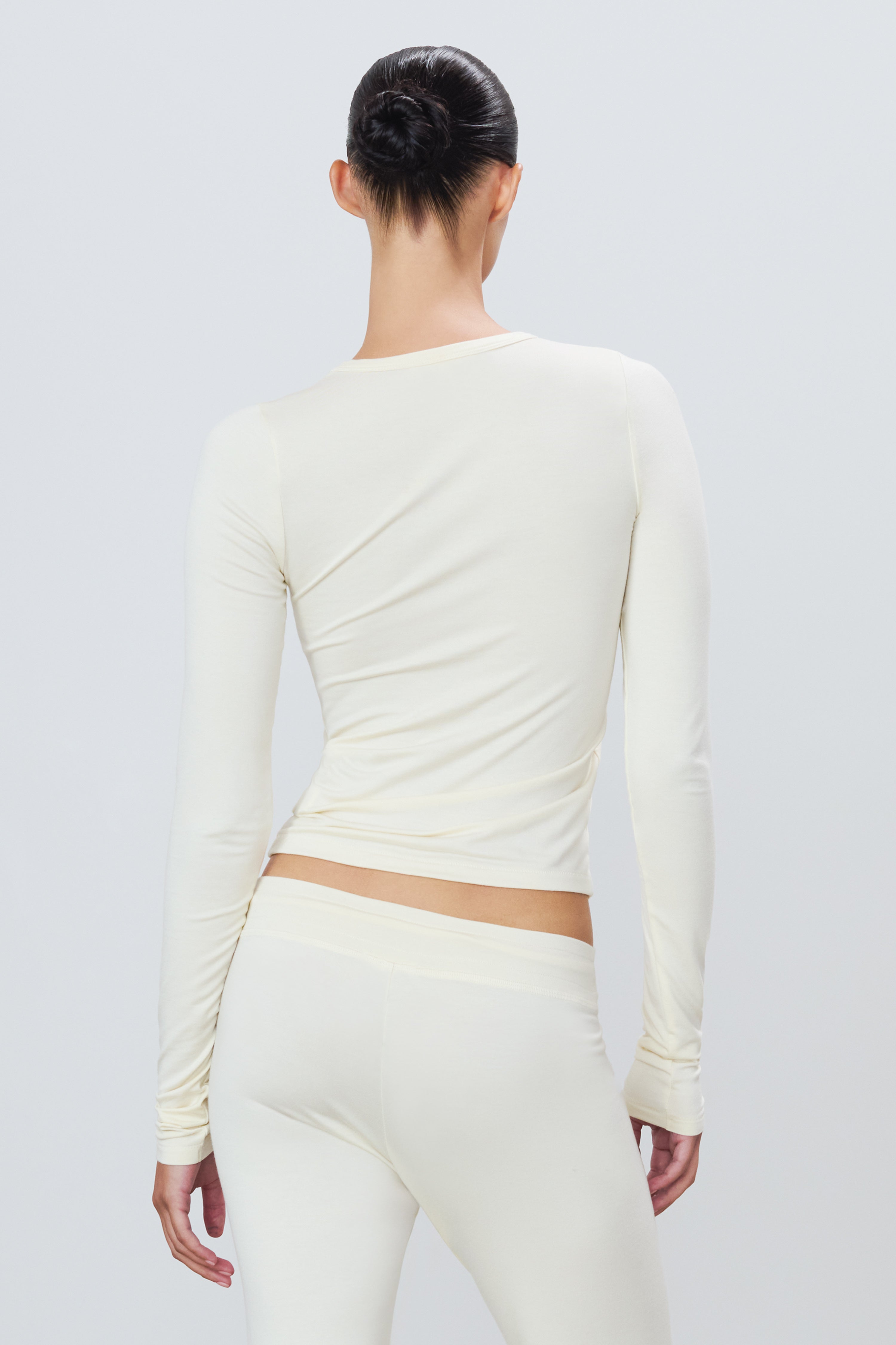 FITTED CREWNECK LONG SLEEVE T-SHIRT