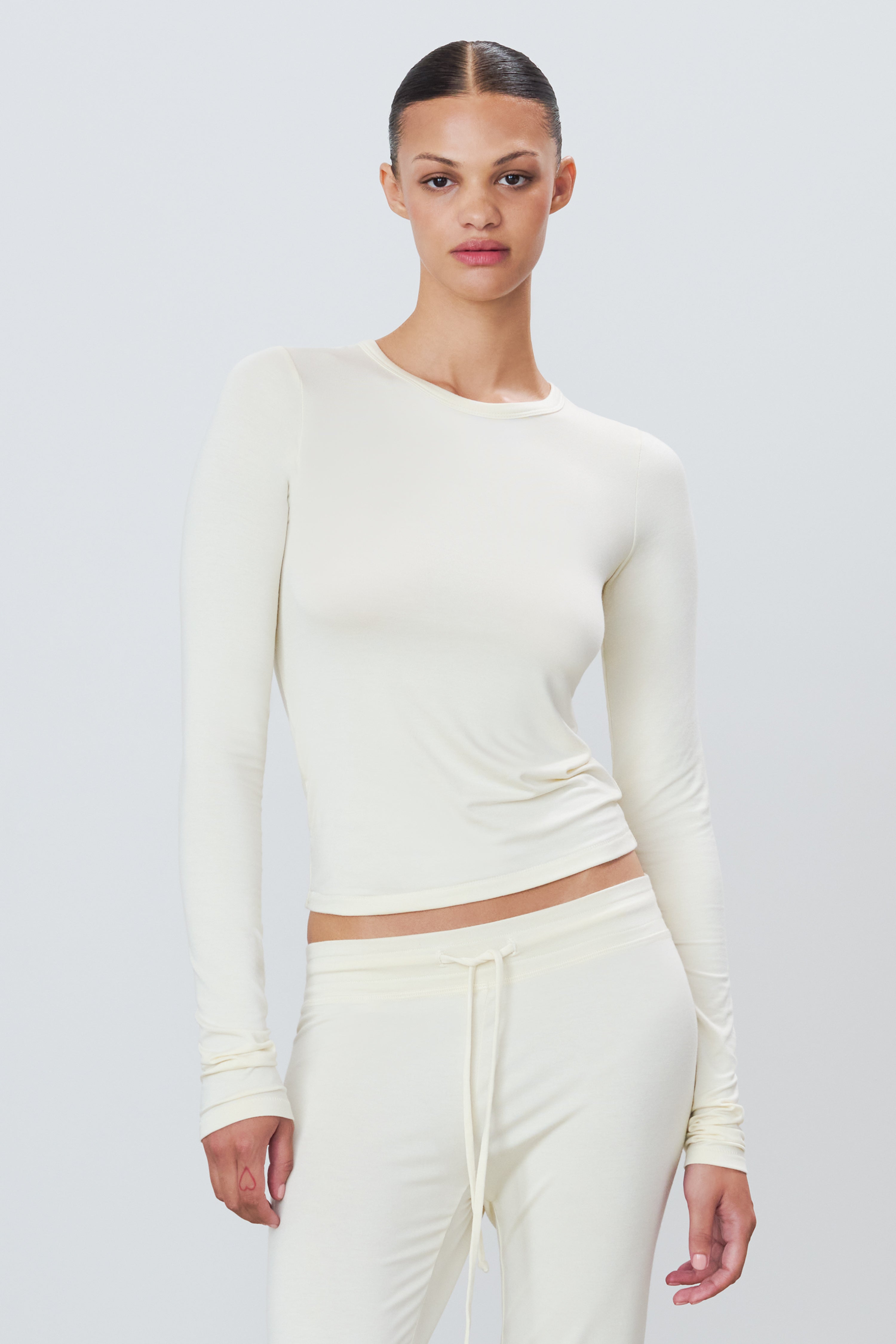 FITTED CREWNECK LONG SLEEVE T-SHIRT
