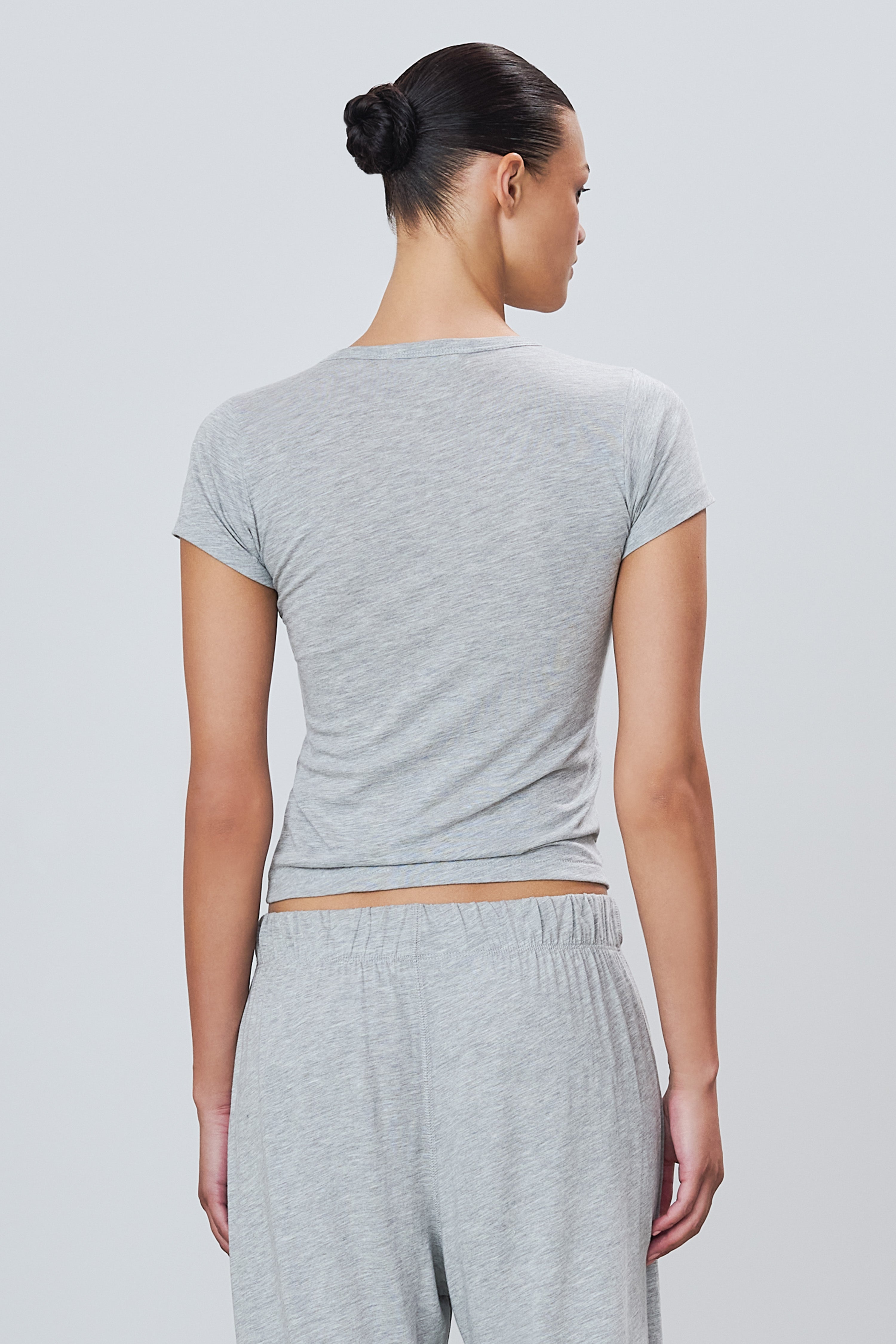 FITTED CREWNECK SHORT SLEEVE T-SHIRT