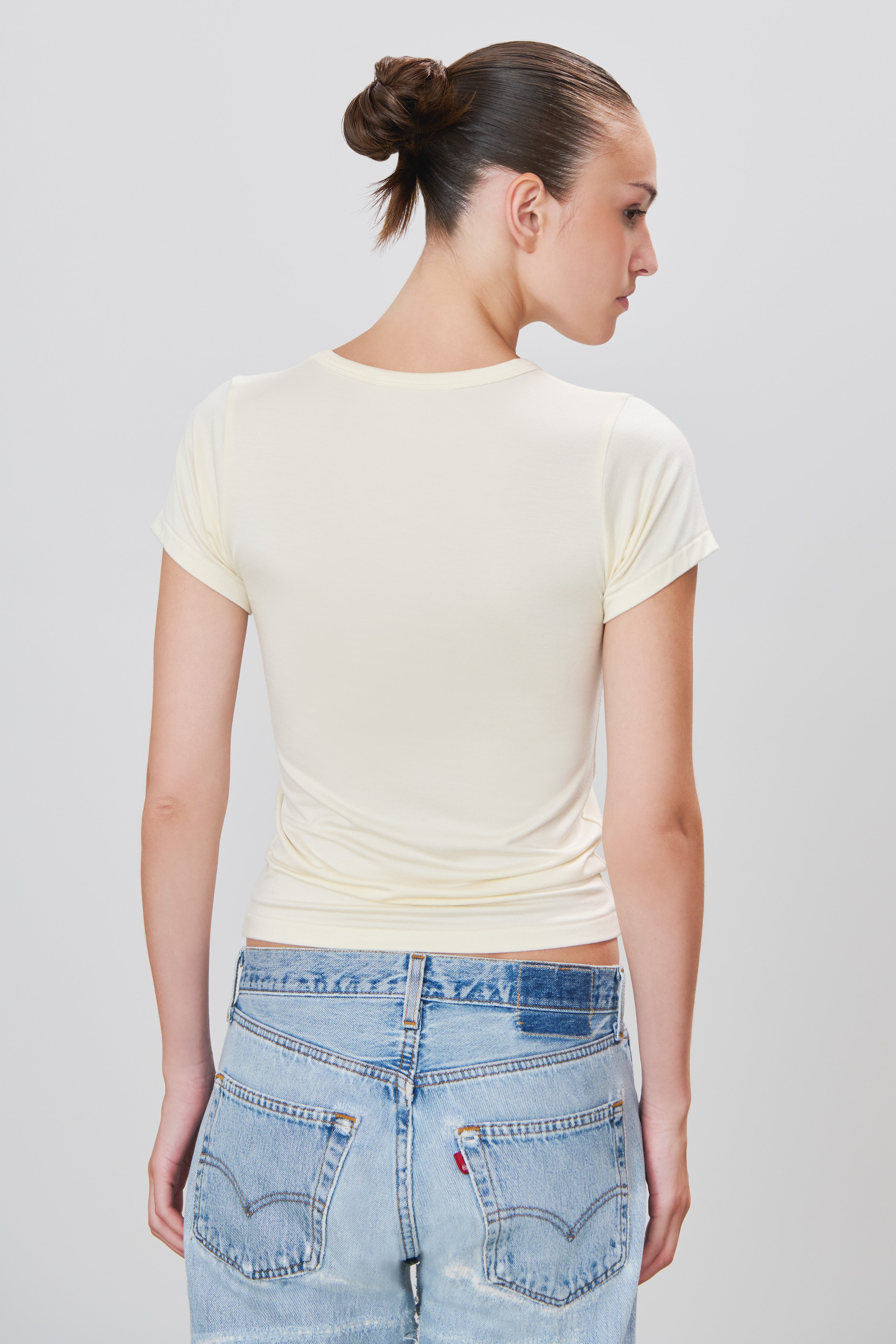 FITTED CREWNECK SHORT SLEEVE T-SHIRT