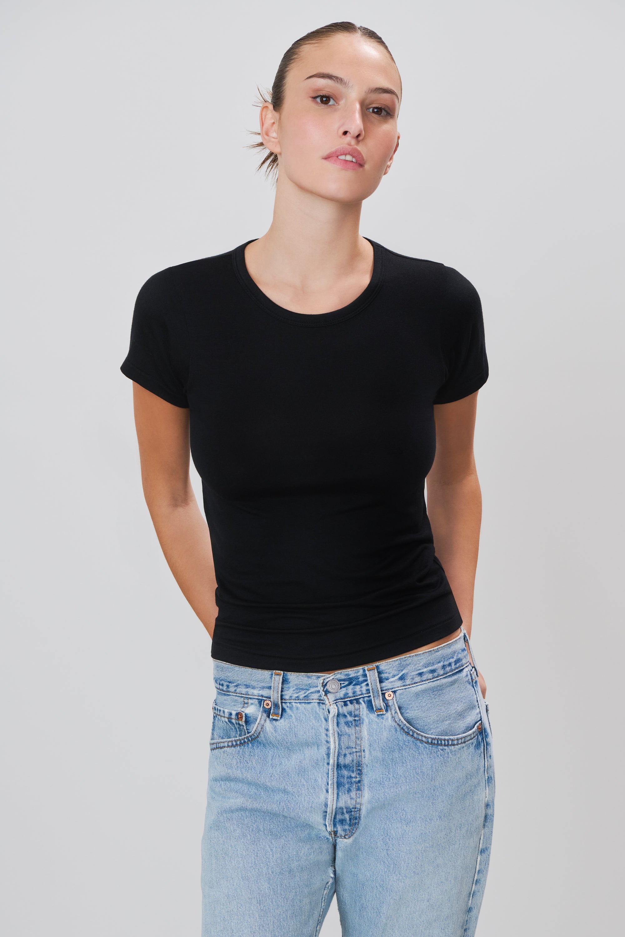 FITTED CREWNECK SHORT SLEEVE T-SHIRT - ÉTERNE