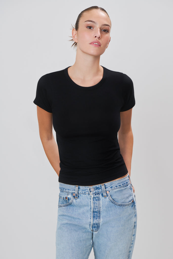 FITTED CREWNECK SHORT SLEEVE T-SHIRT