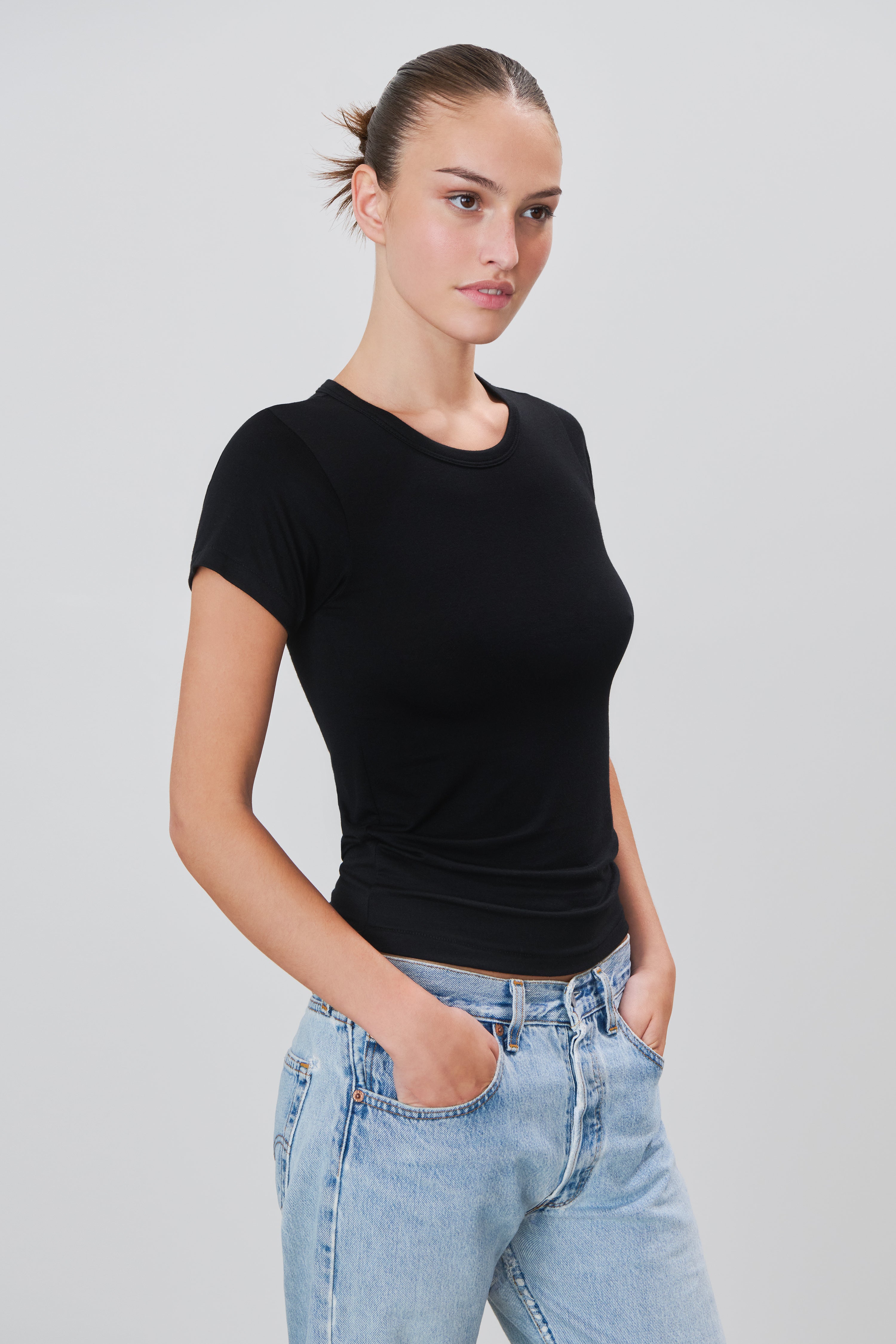 FITTED CREWNECK SHORT SLEEVE T-SHIRT