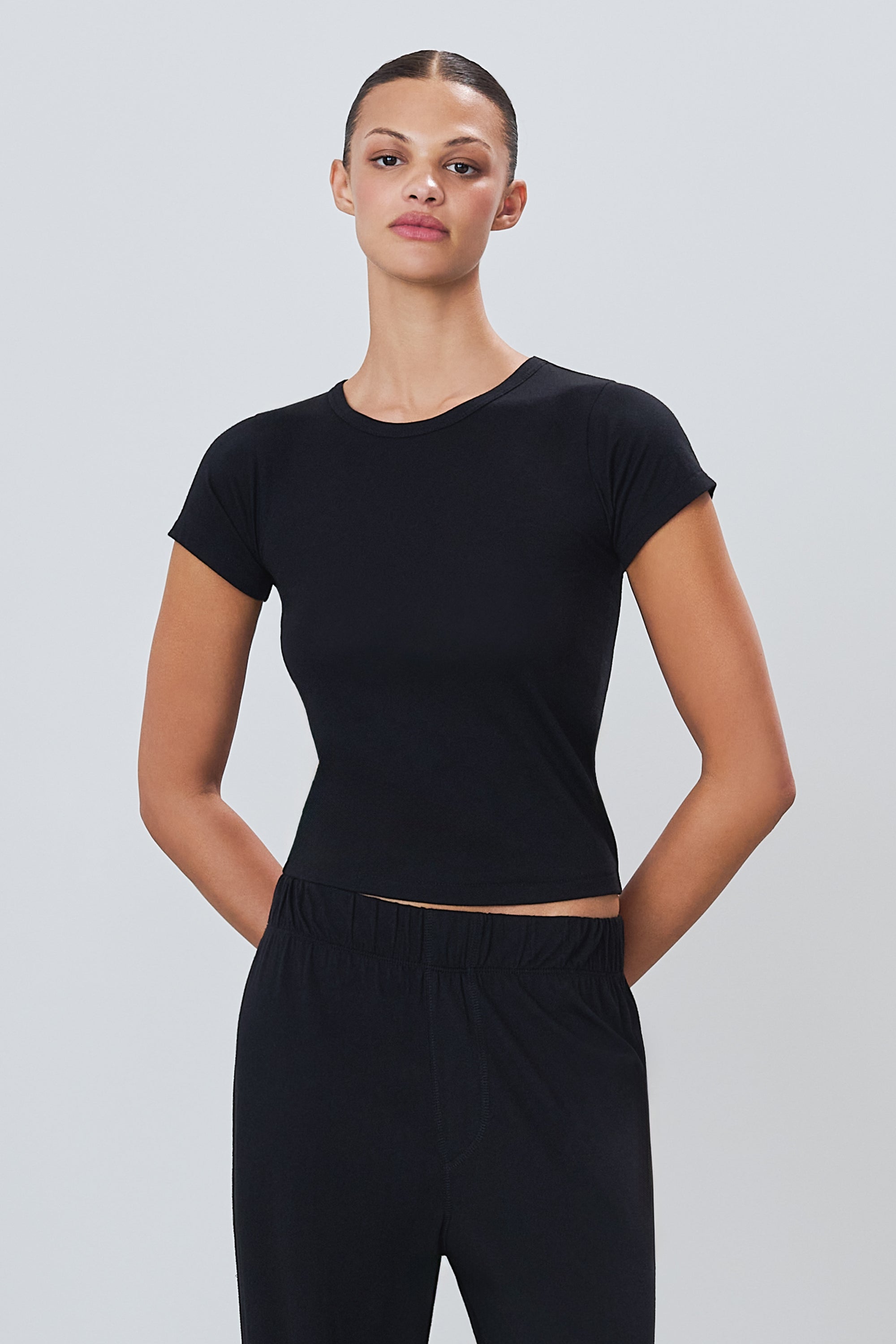 FITTED CREWNECK SHORT SLEEVE T-SHIRT - ÉTERNE