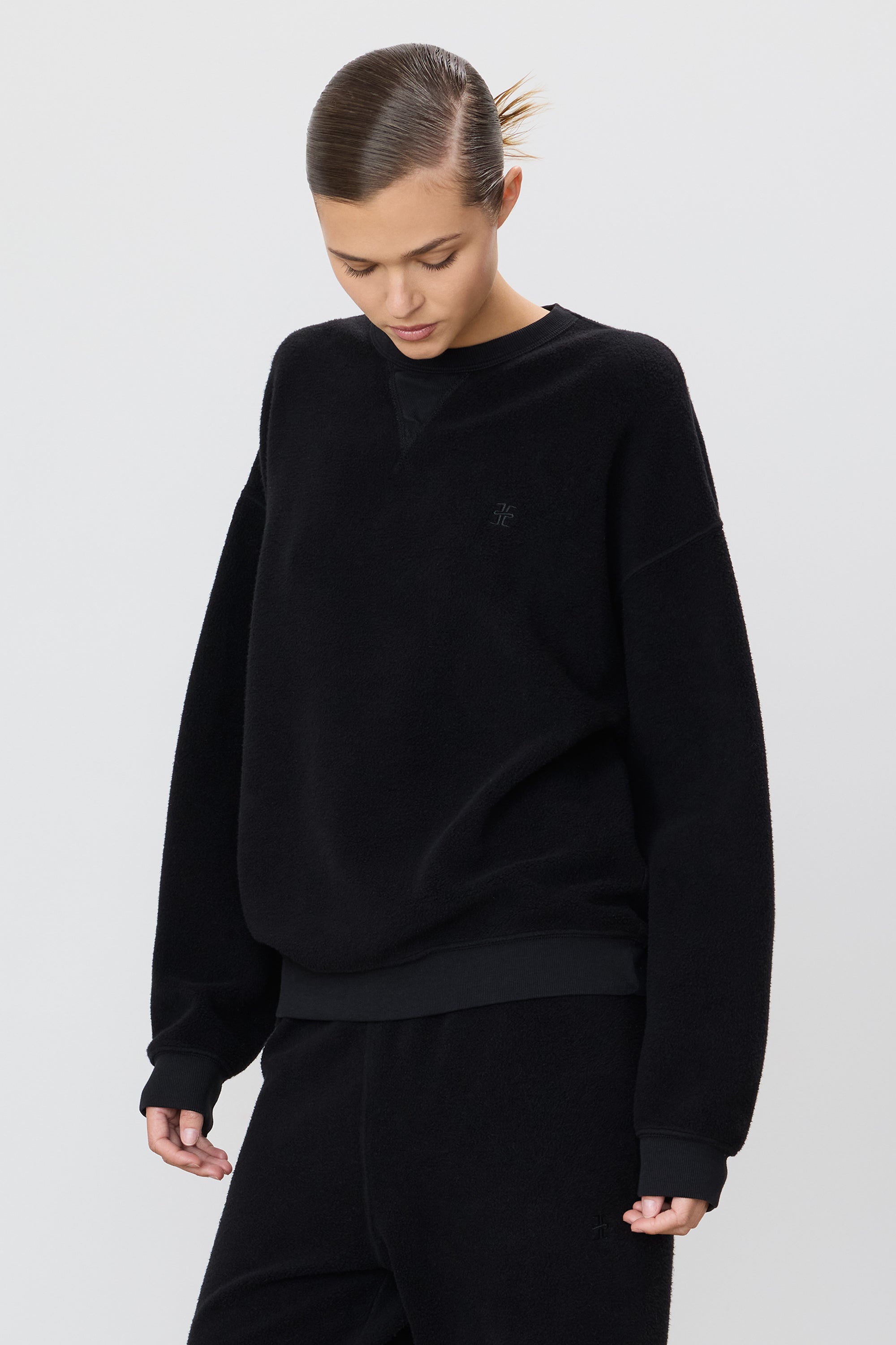 ÉTERNE CLASSIC CREW SWEATSHIRT