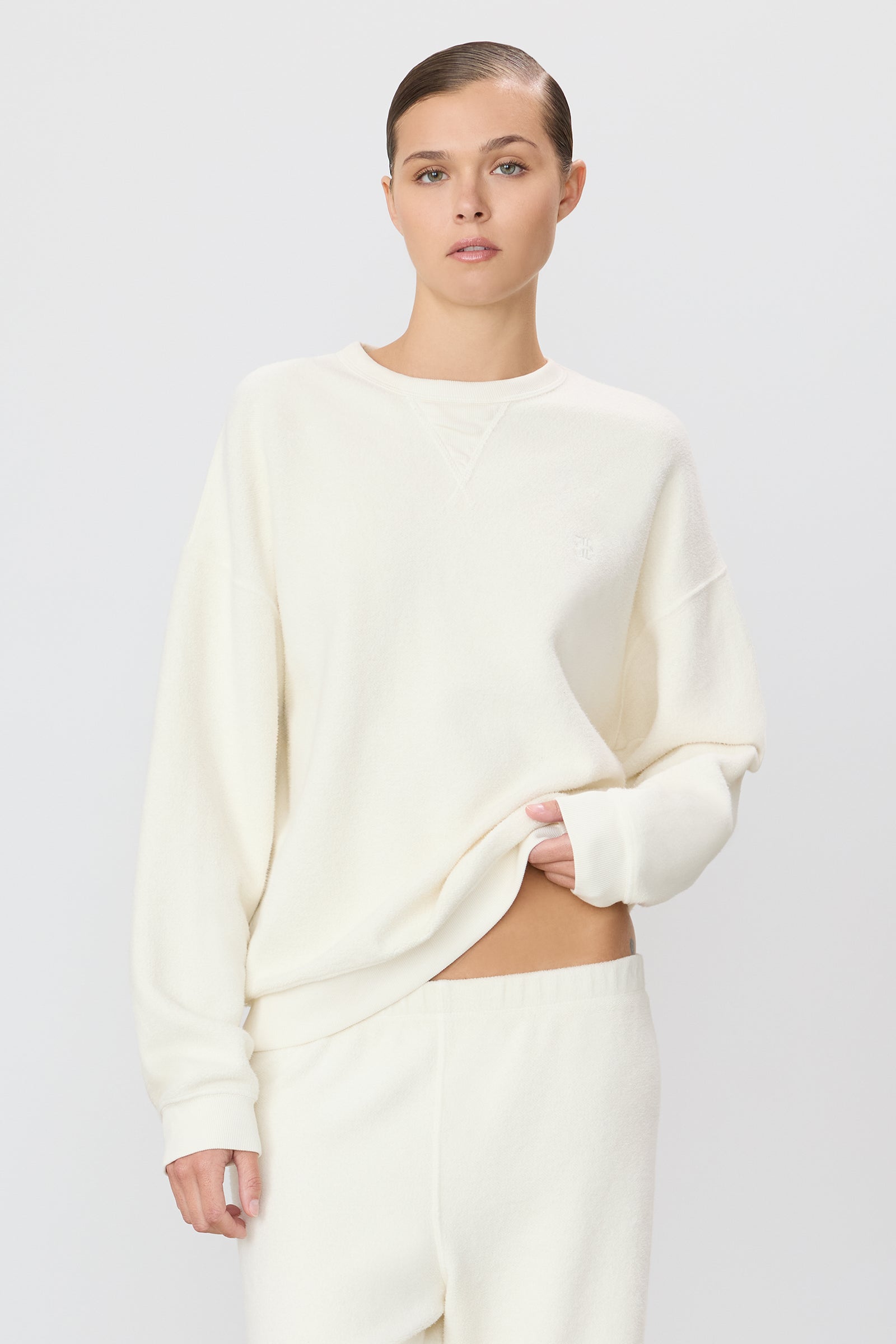 ÉTERNE CLASSIC CREW SWEATSHIRT