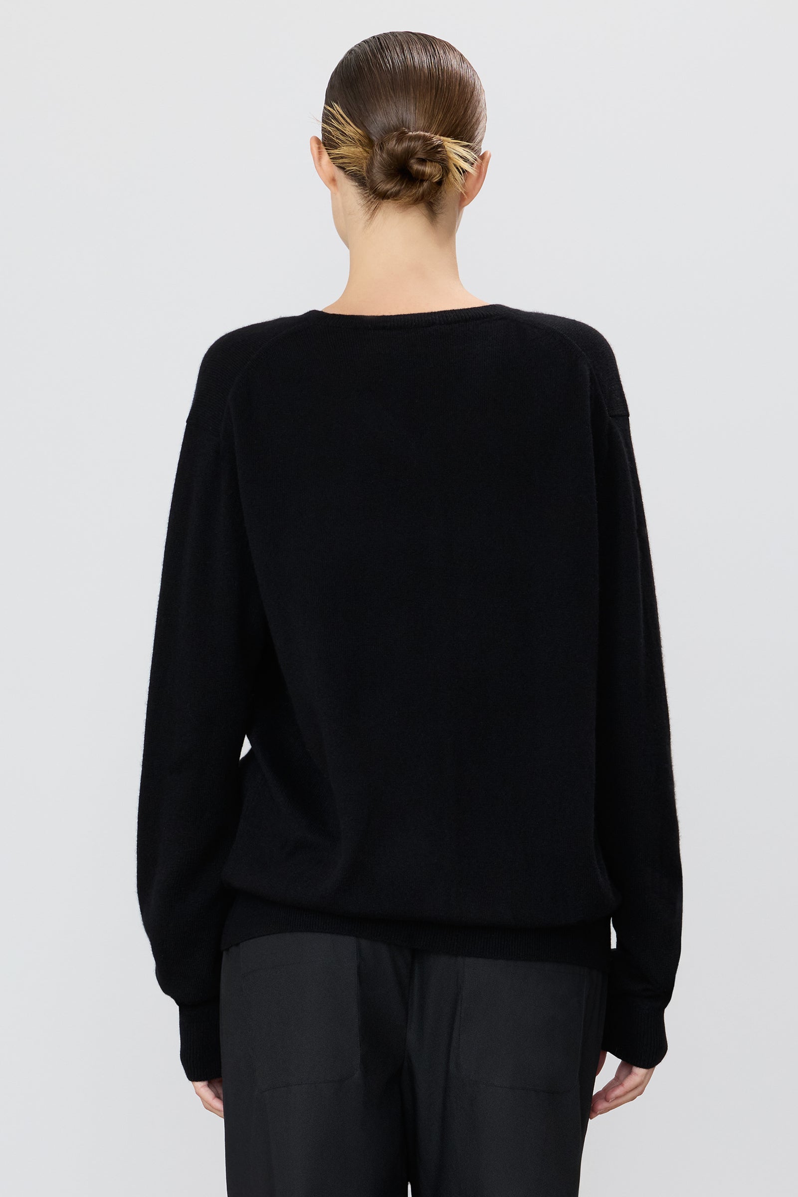 CLIVE V-NECK SWEATER - ÉTERNE