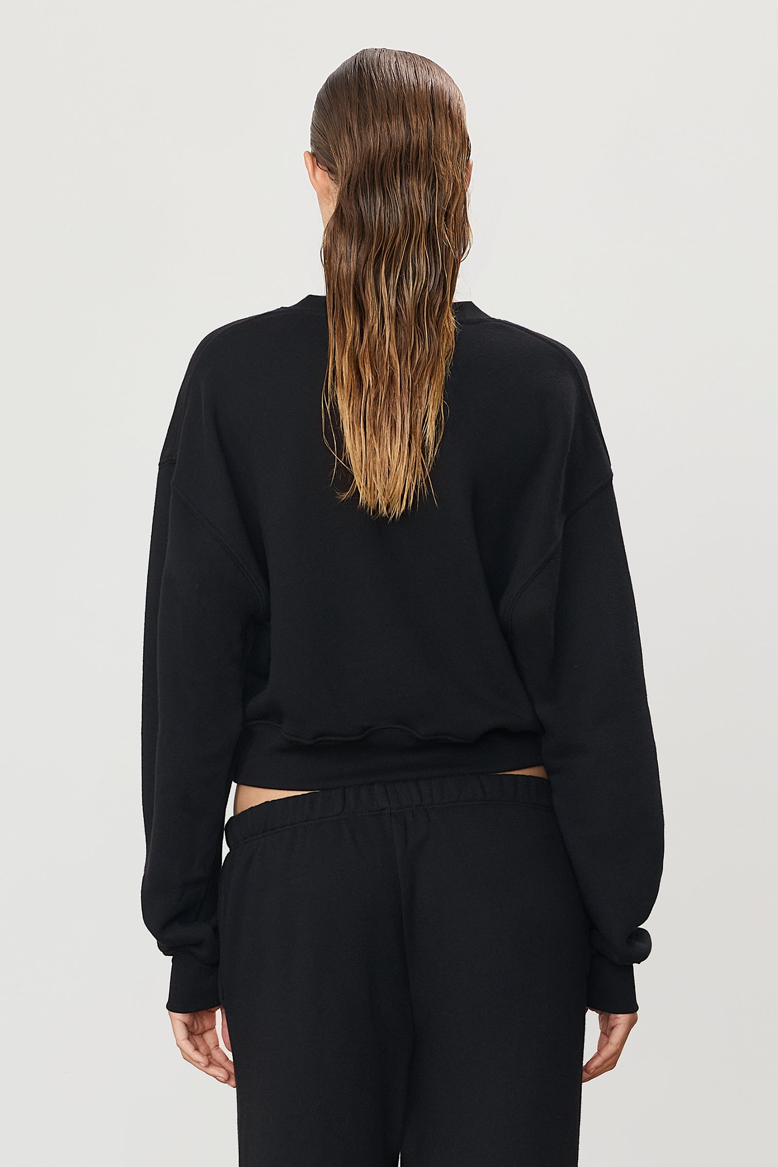 Cropped V-Neck Sweatshirt Black - ÉTERNE