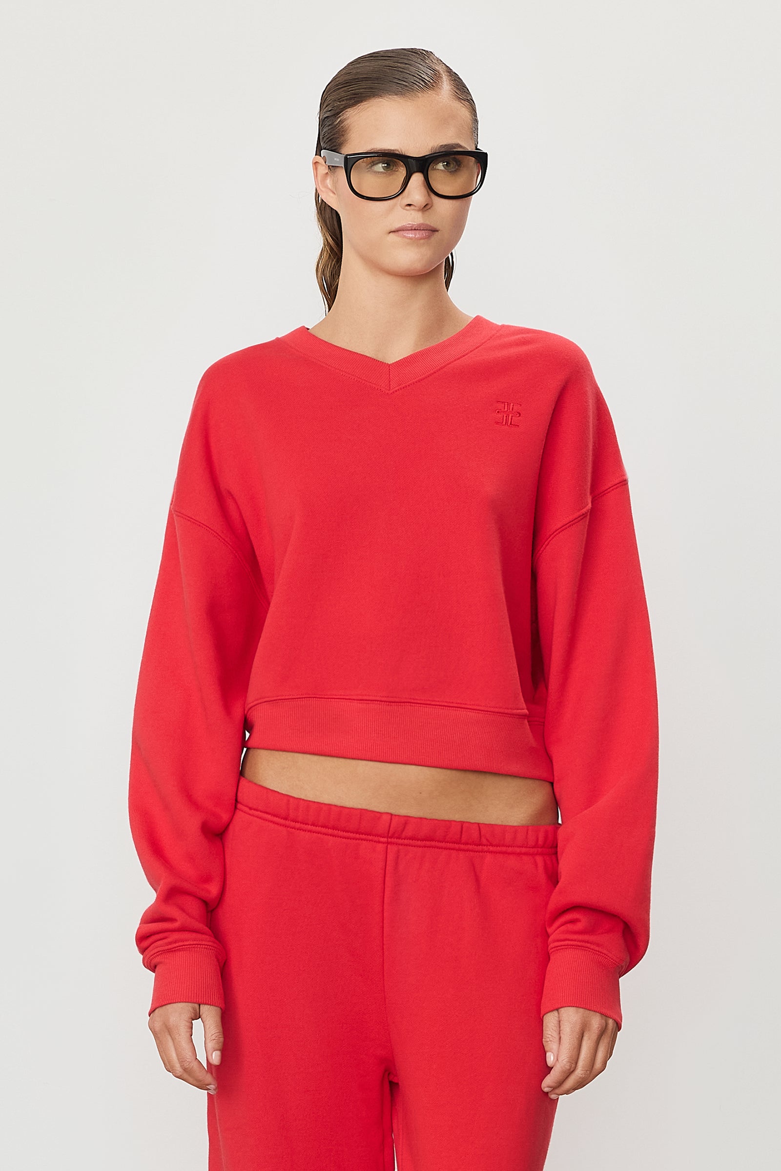 Cropped V-Neck Sweatshirt Rouge - ÉTERNE