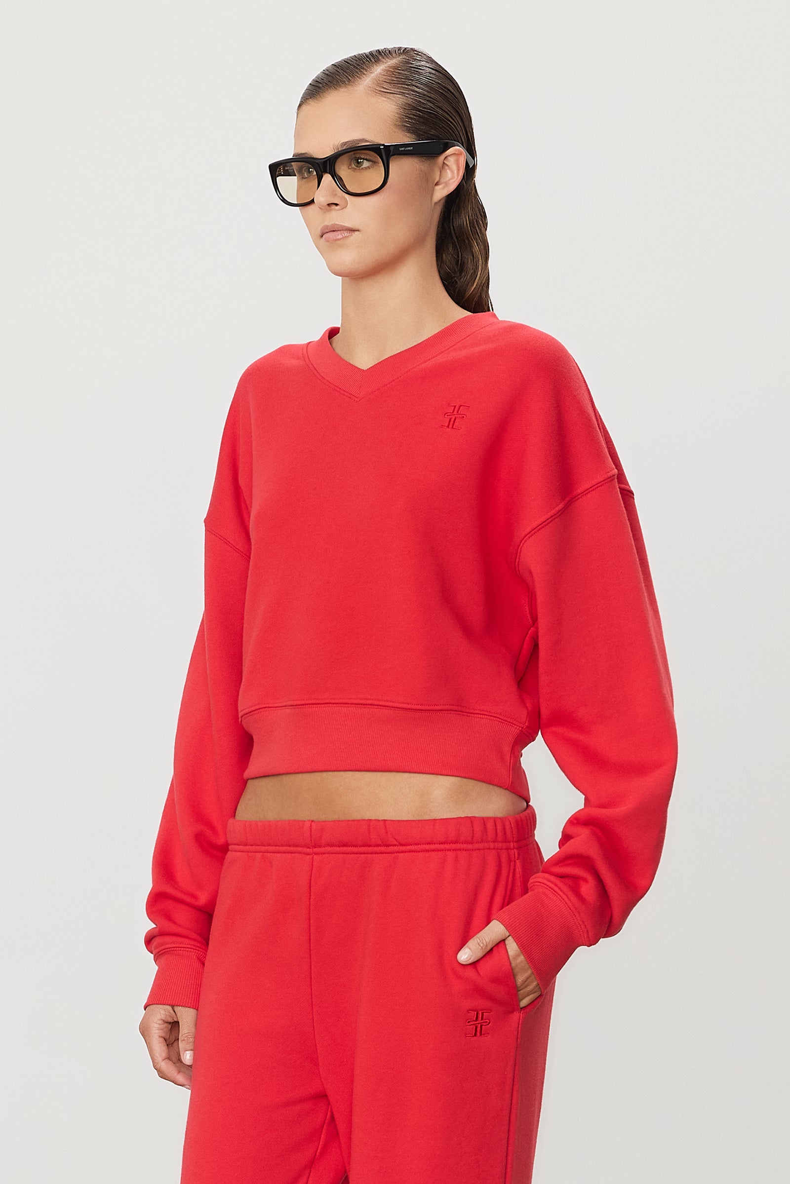 Cropped V-Neck Sweatshirt Rouge - ÉTERNE