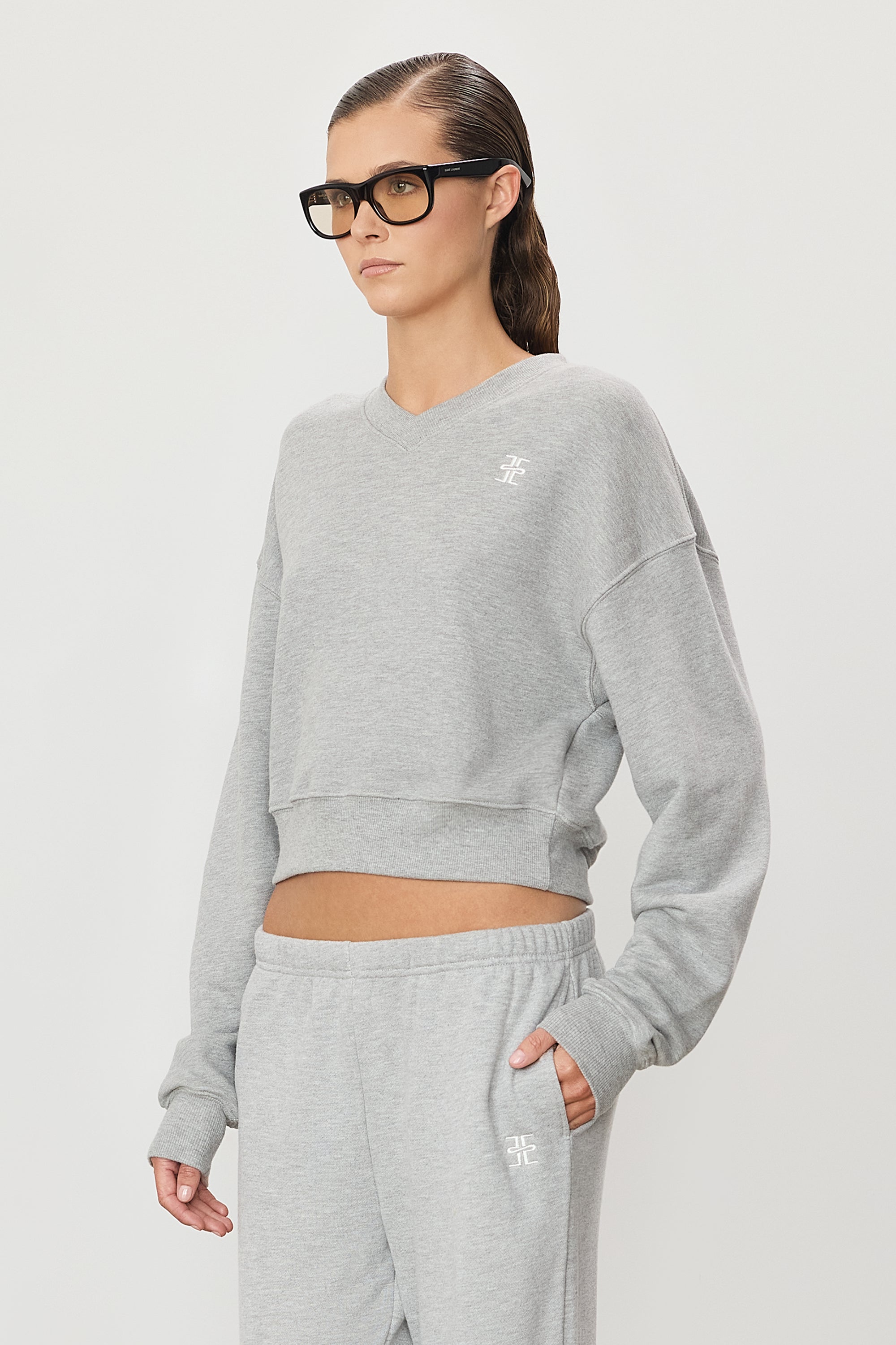 Cropped V-Neck Sweatshirt Heather Grey - ÉTERNE