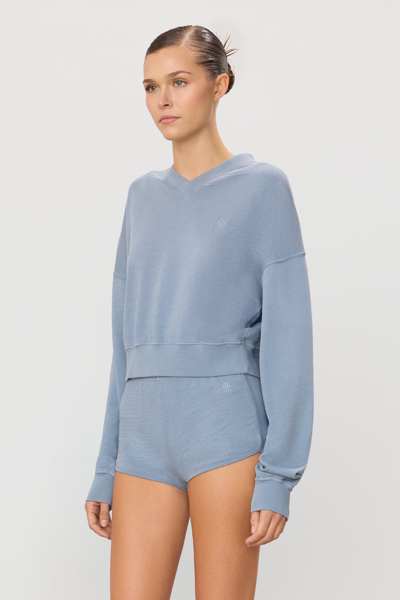CROPPED V-NECK SWEATSHIRT - ÉTERNE