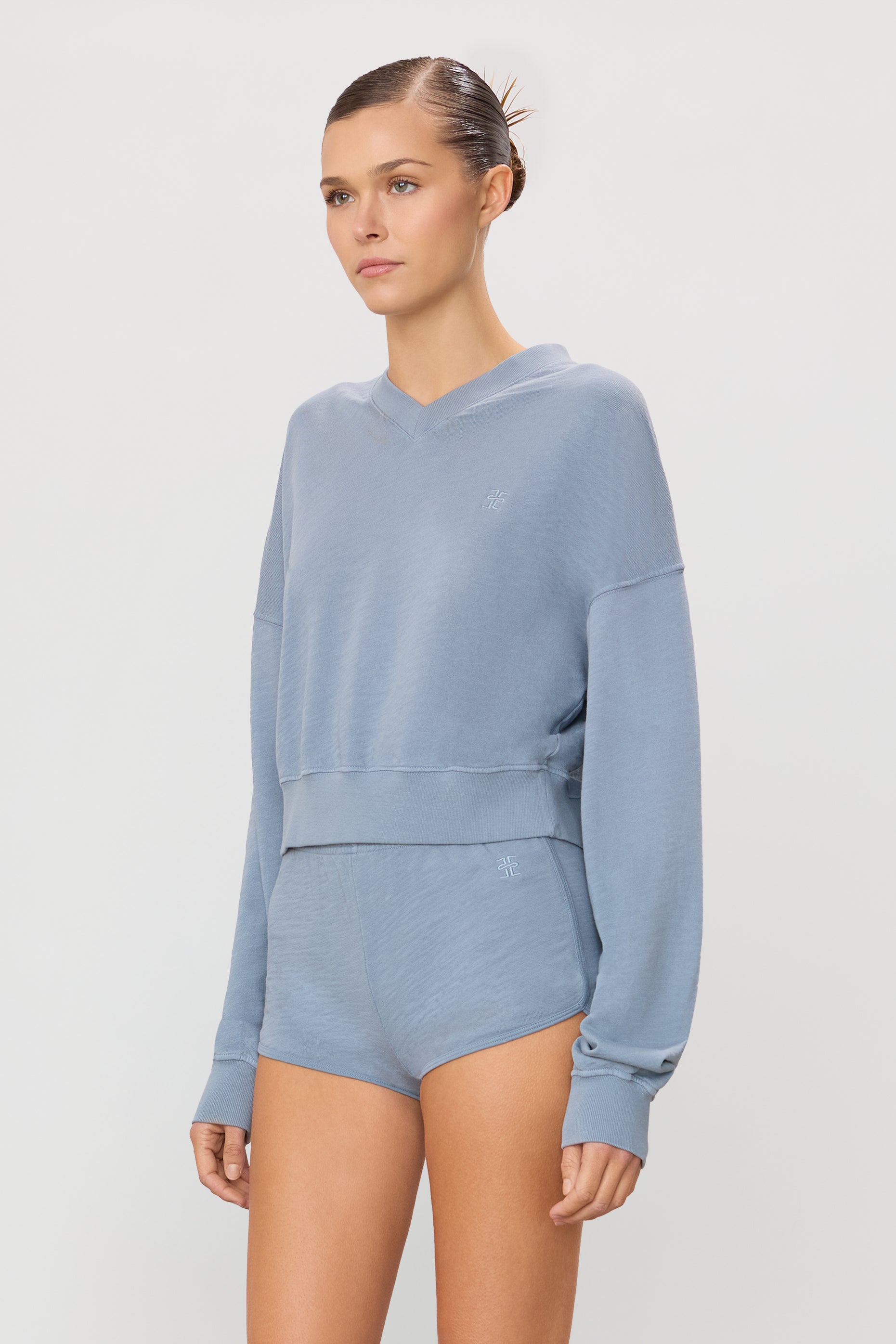 CROPPED V-NECK SWEATSHIRT - ÉTERNE