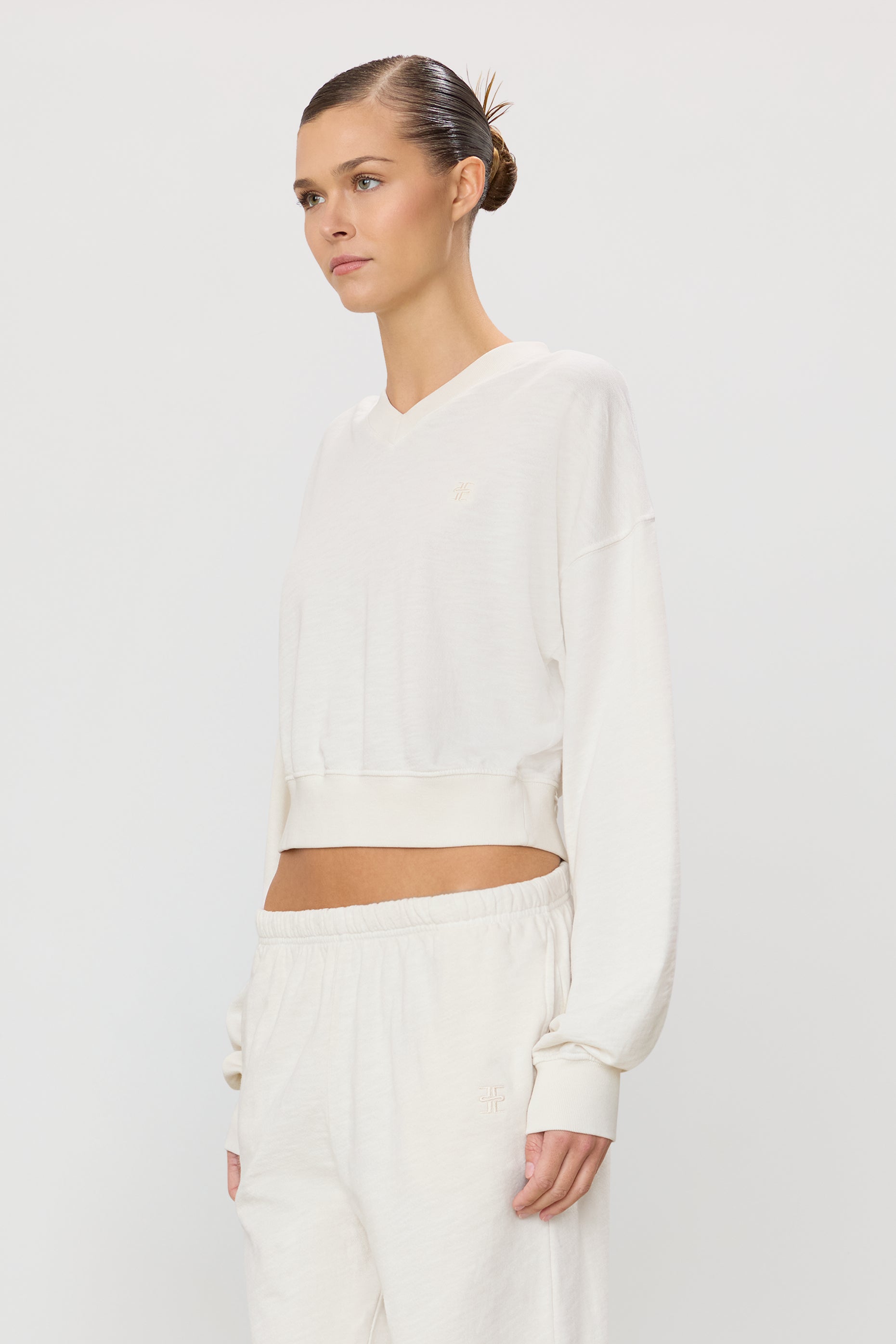 CROPPED V-NECK SWEATSHIRT - ÉTERNE