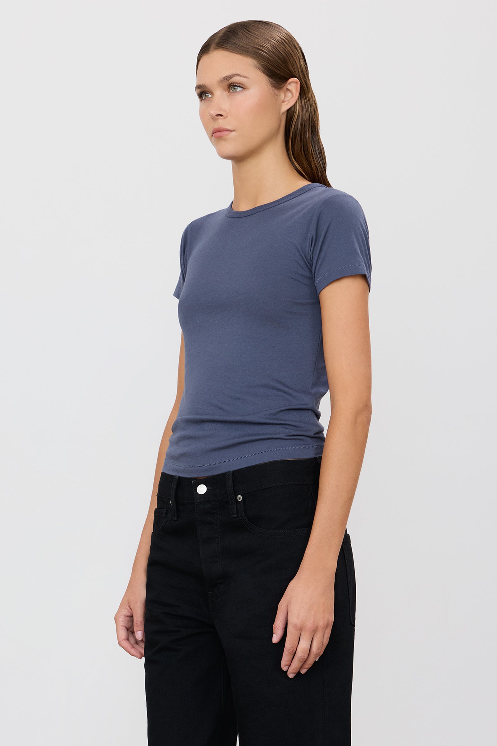 FITTED CREWNECK SHORT SLEEVE T-SHIRT