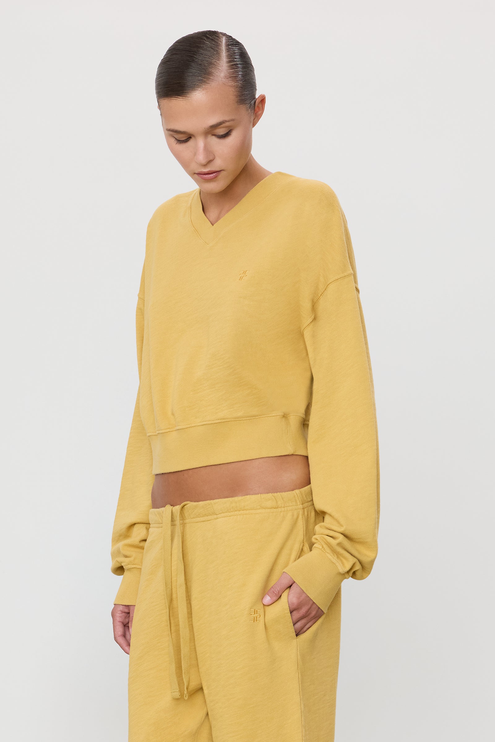 CROPPED V-NECK SWEATSHIRT - ÉTERNE