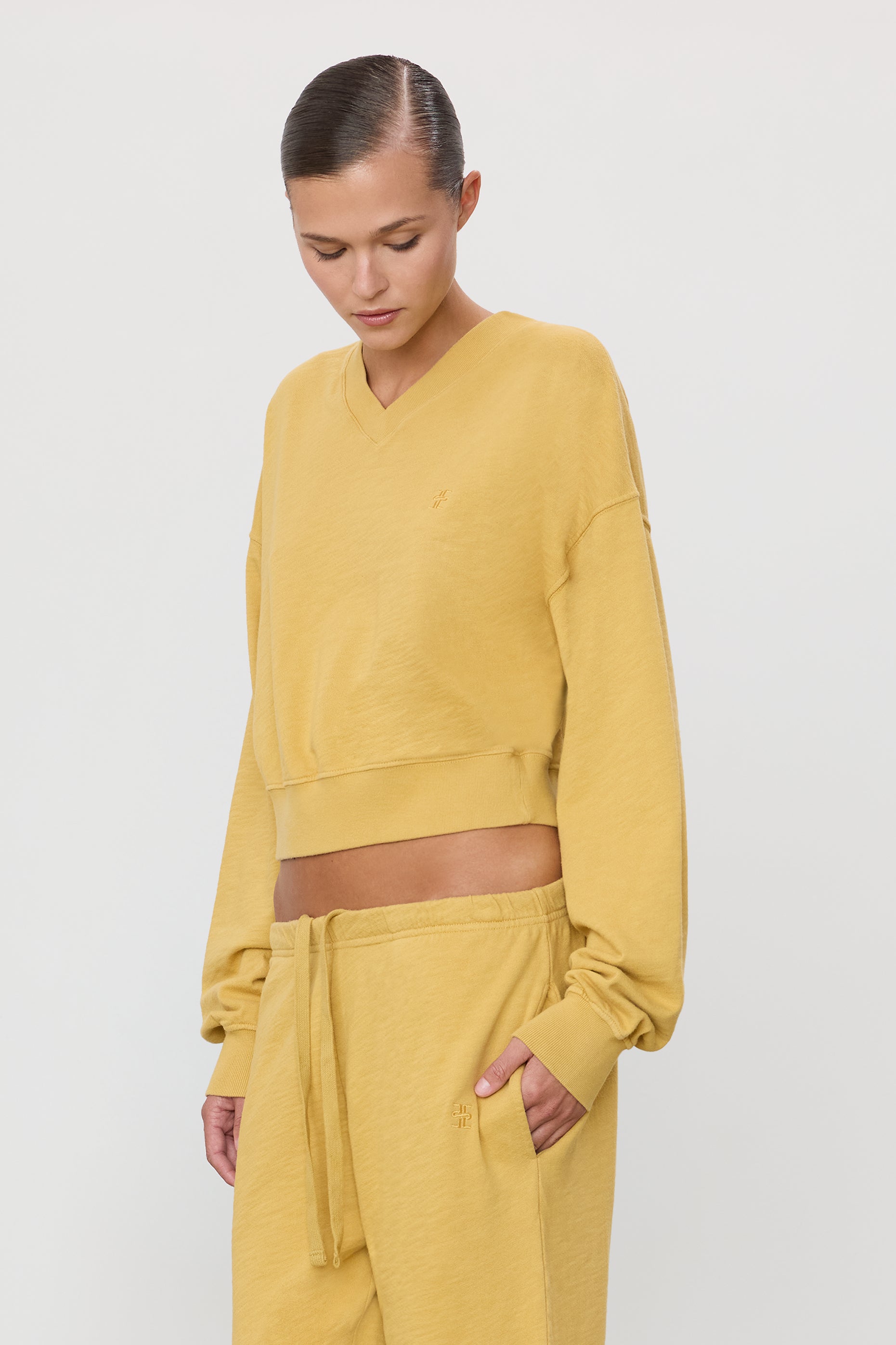 CROPPED V-NECK SWEATSHIRT - ÉTERNE