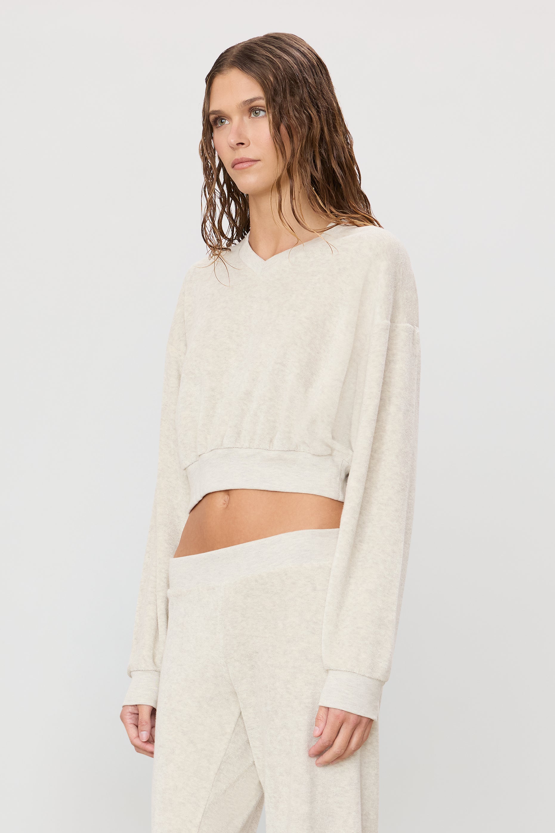 CROPPED V-NECK SWEATSHIRT - ÉTERNE