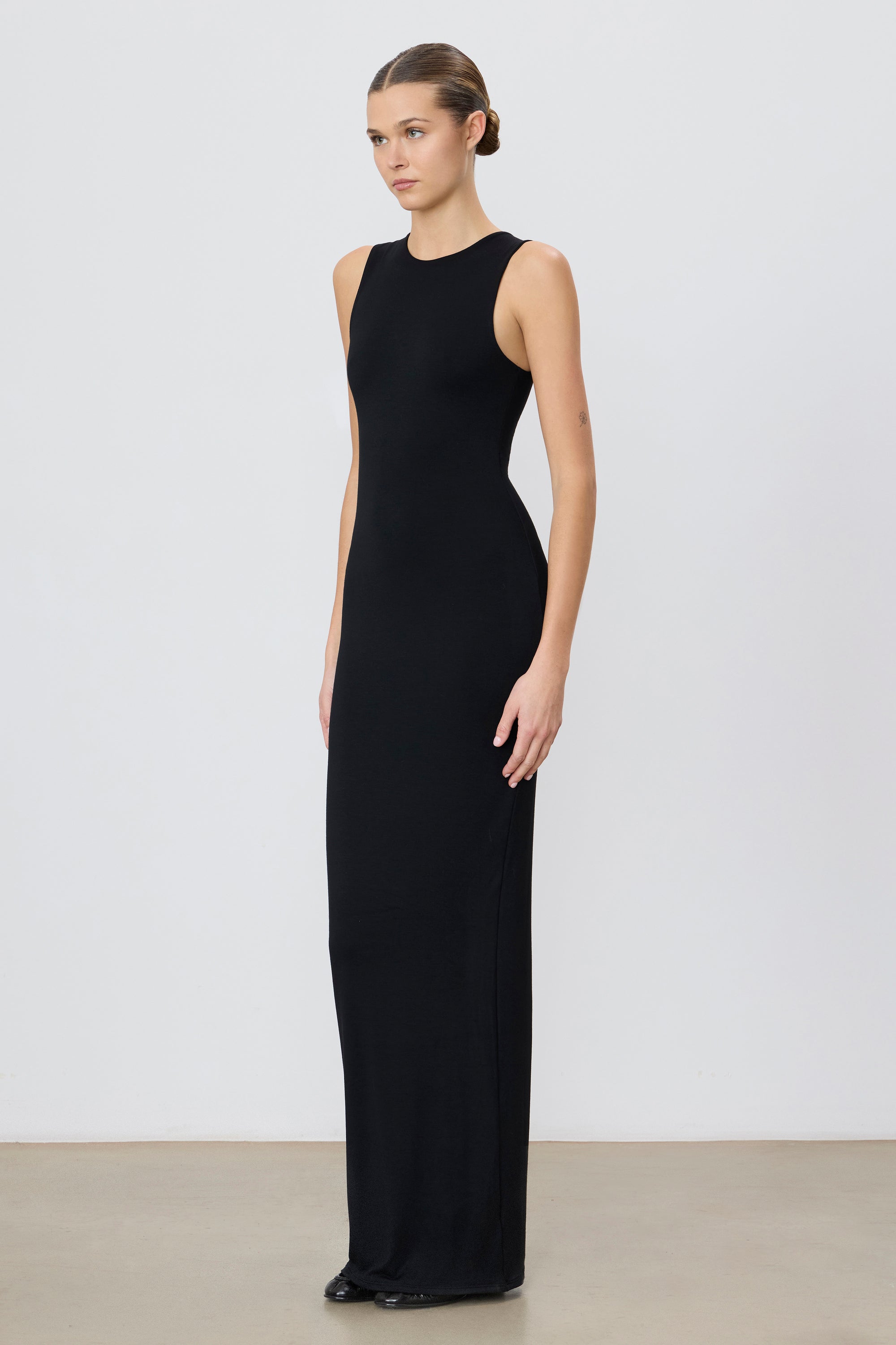 ÉTERNE SLEEVELESS CREWNECK MAXI DRESS