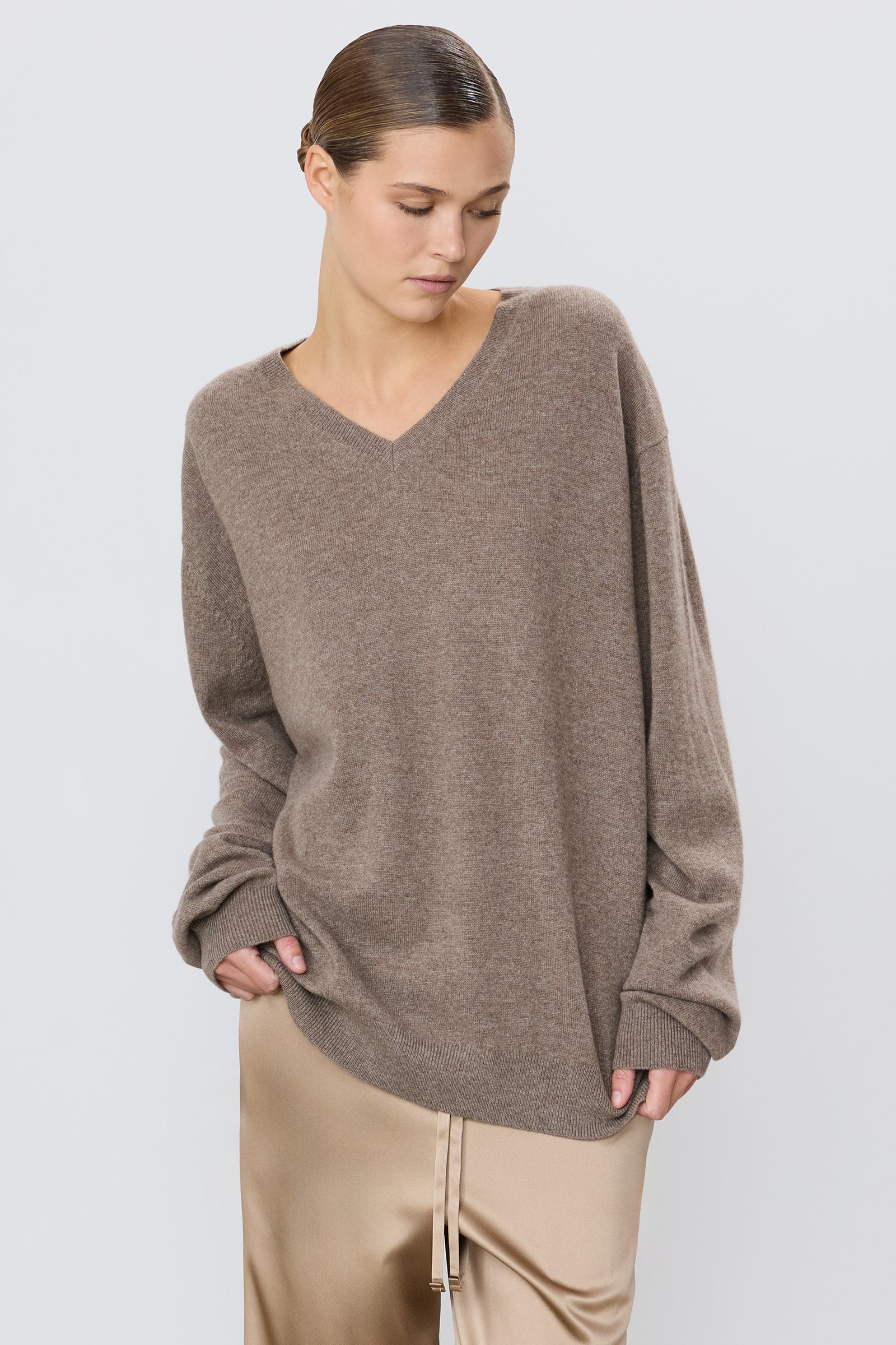 CLIVE V-NECK SWEATER - ÉTERNE