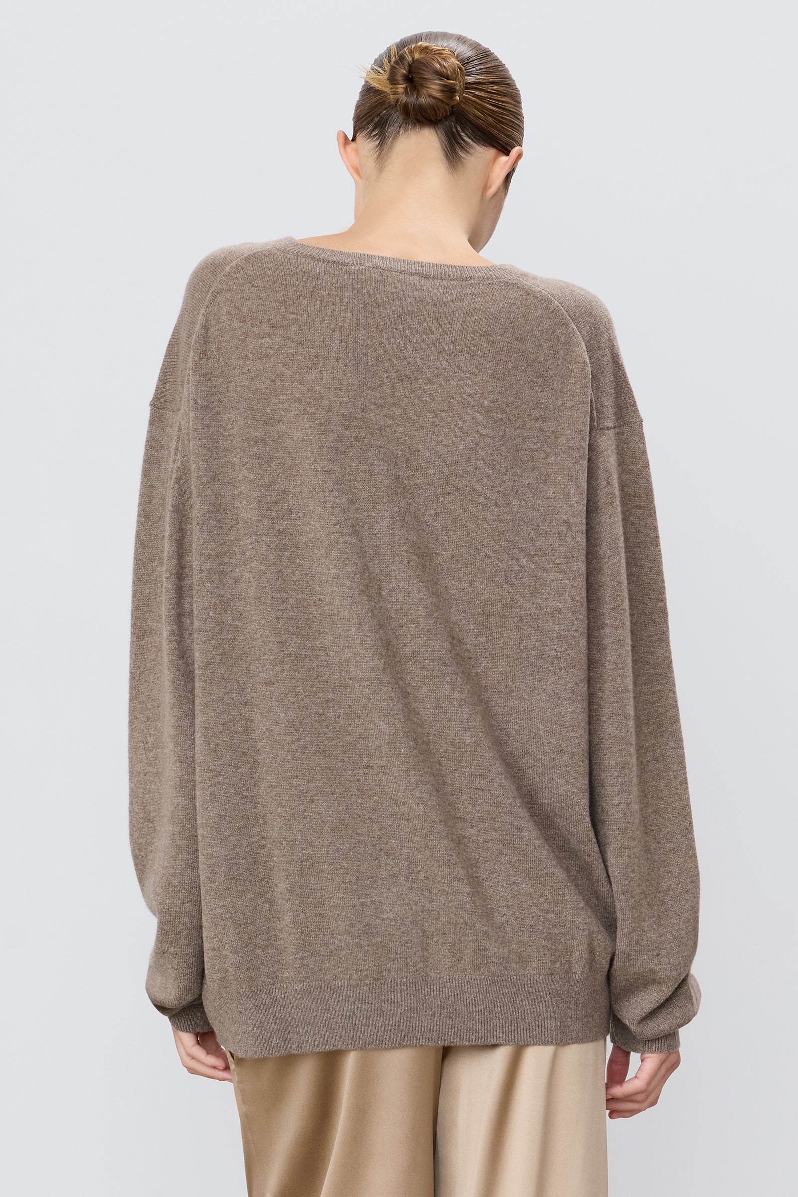 CLIVE V-NECK SWEATER - ÉTERNE