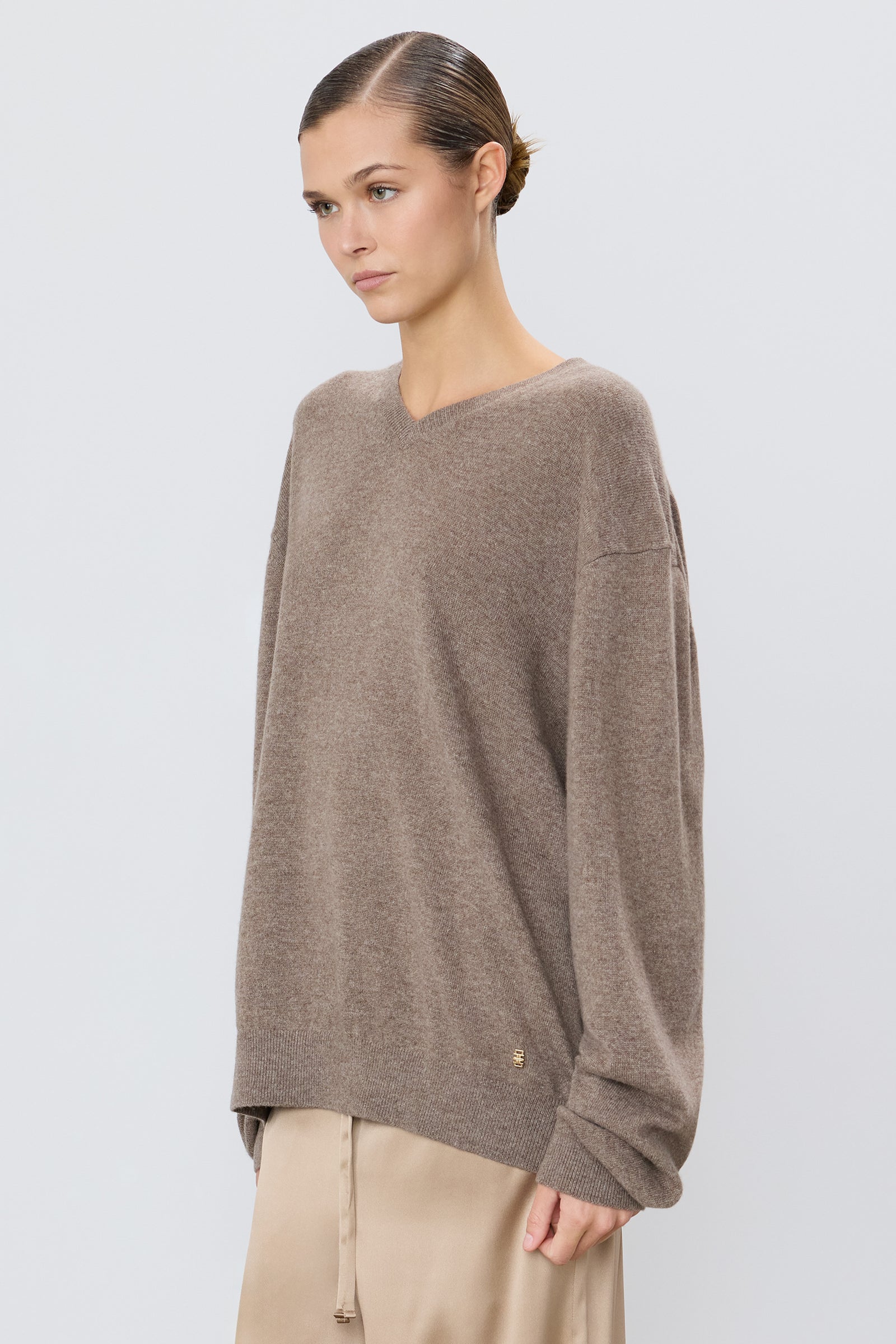 CLIVE V-NECK SWEATER - ÉTERNE