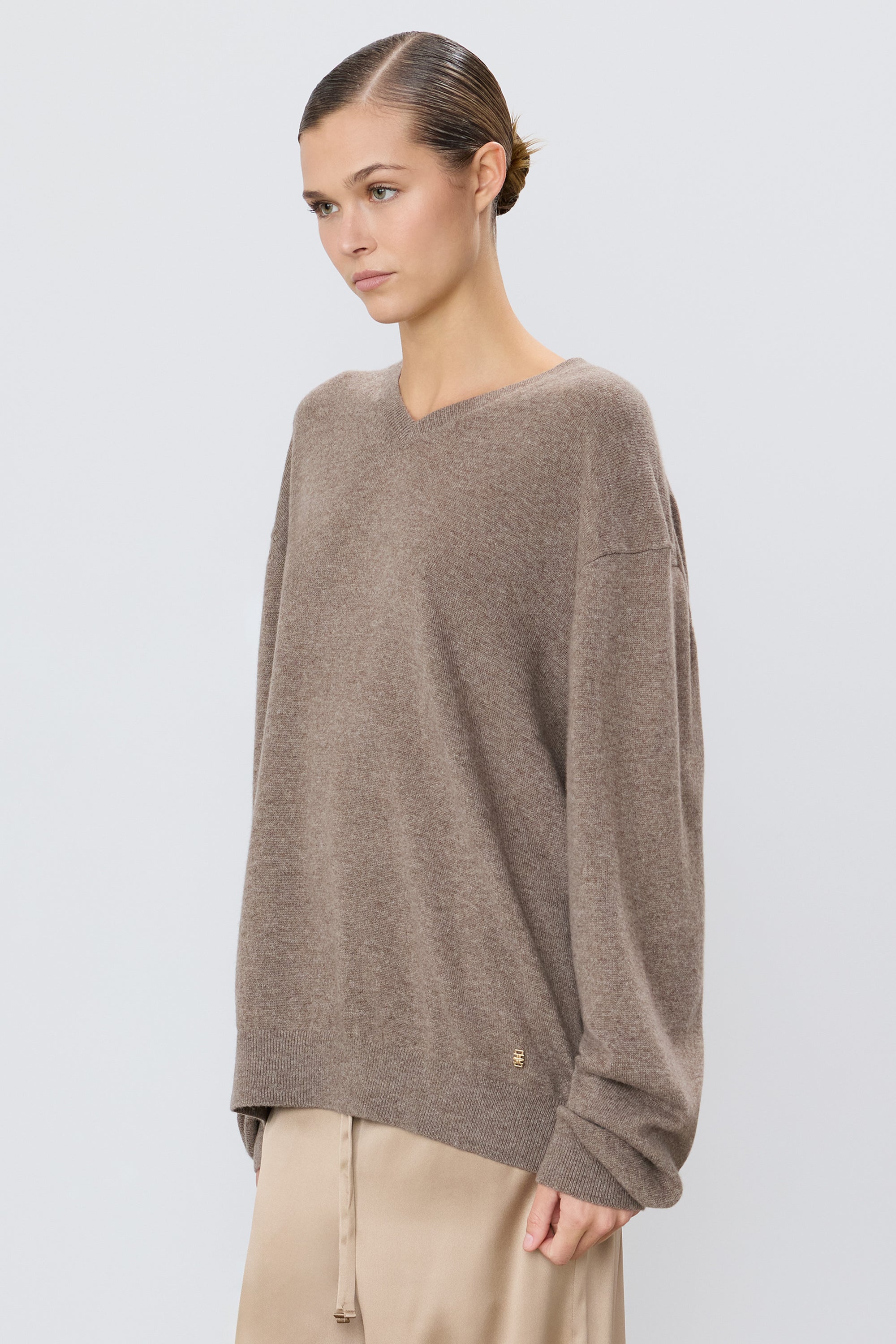 CLIVE V-NECK SWEATER - ÉTERNE