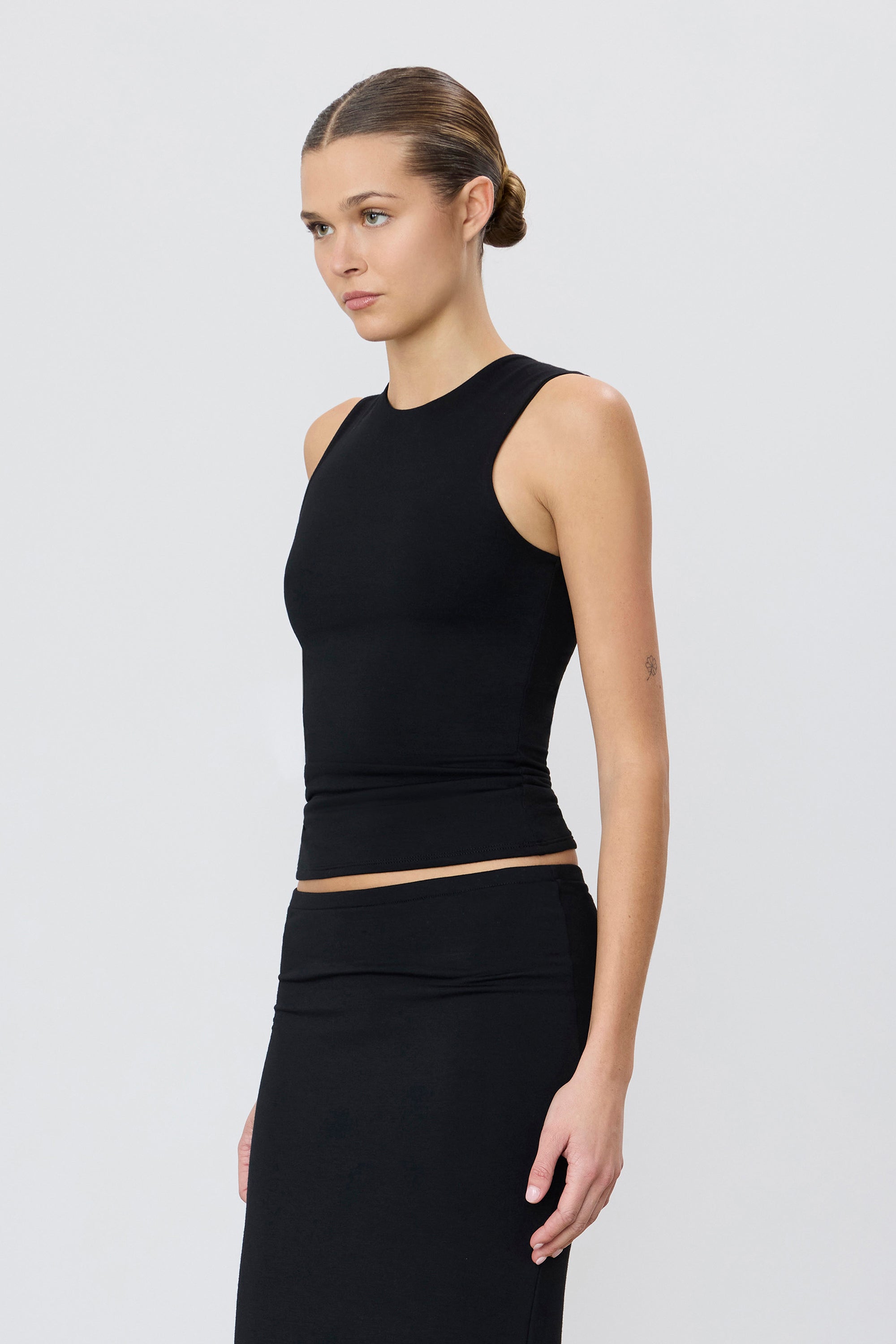 ÉTERNE SLEEVELESS CREWNECK TOP