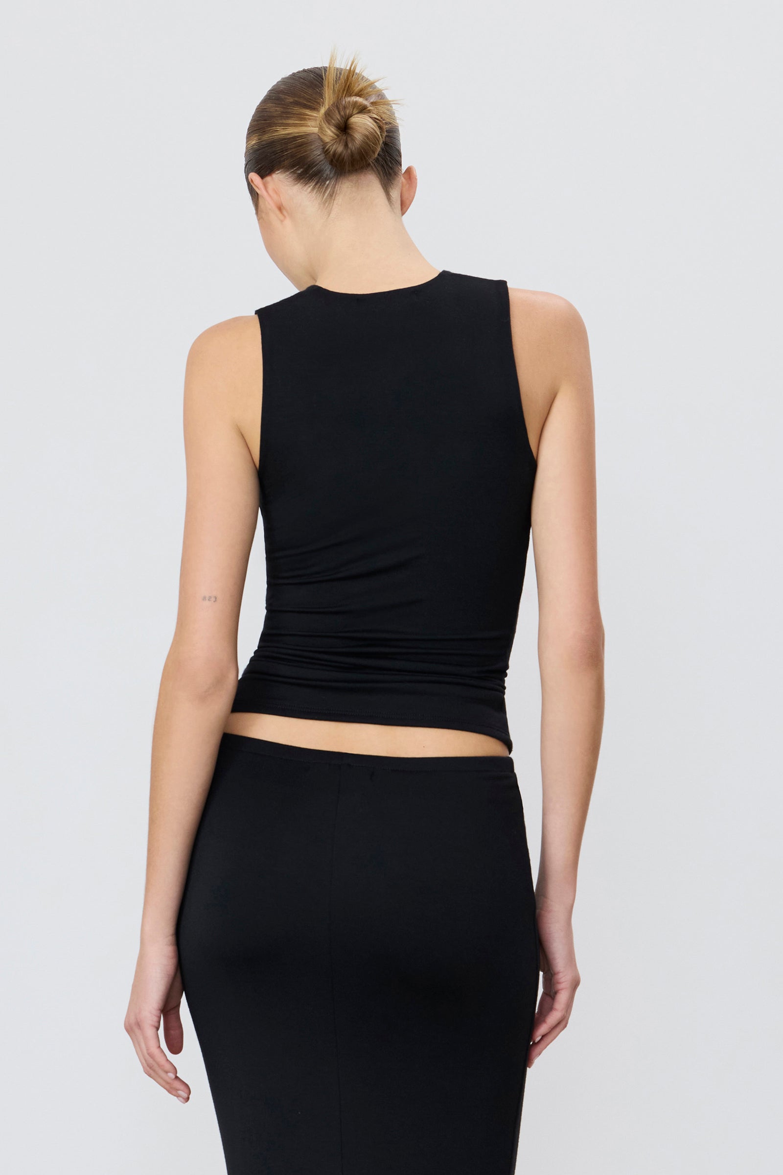 ÉTERNE SLEEVELESS CREWNECK TOP