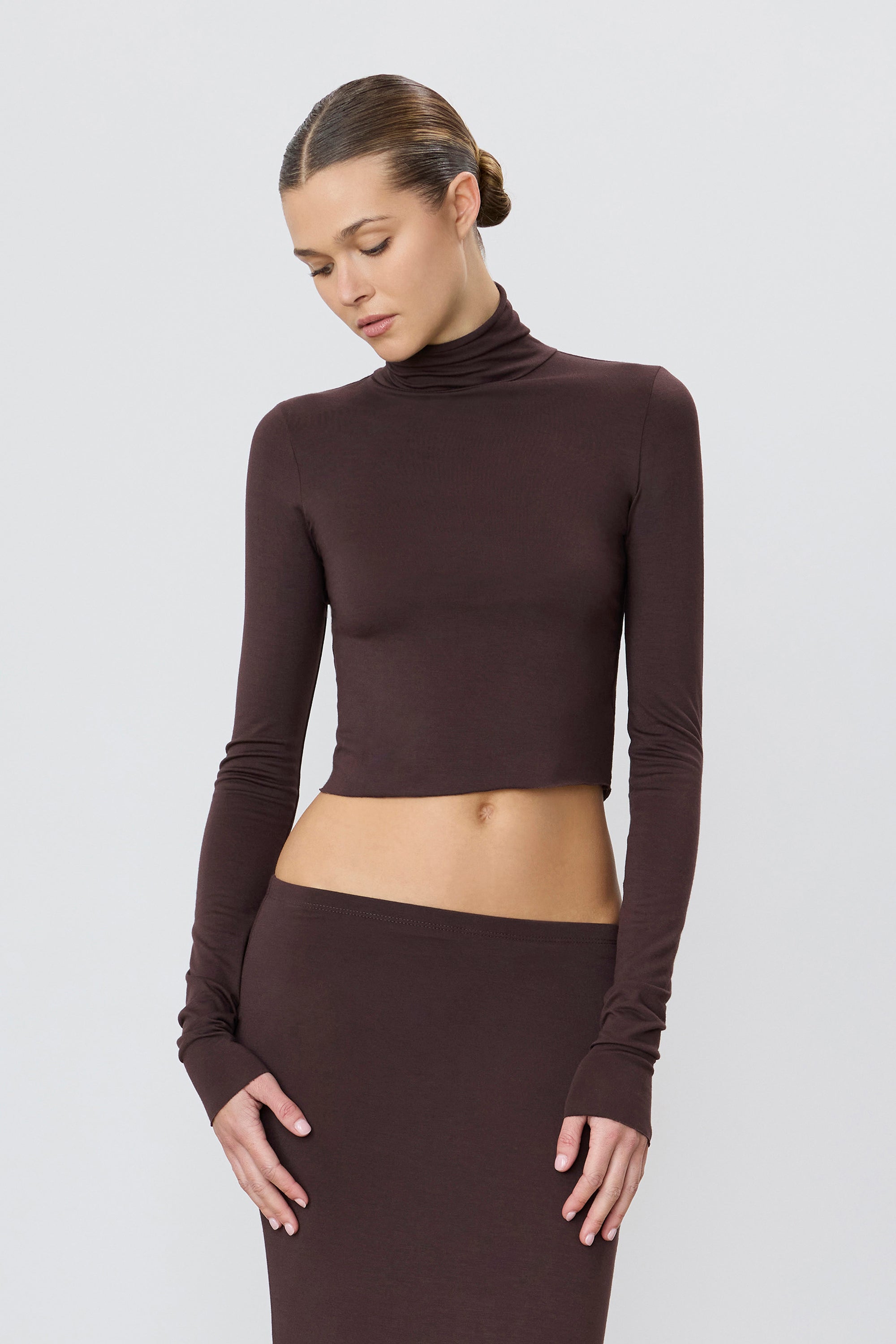 ÉTERNE CROPPED FITTED TURTLENECK TOP