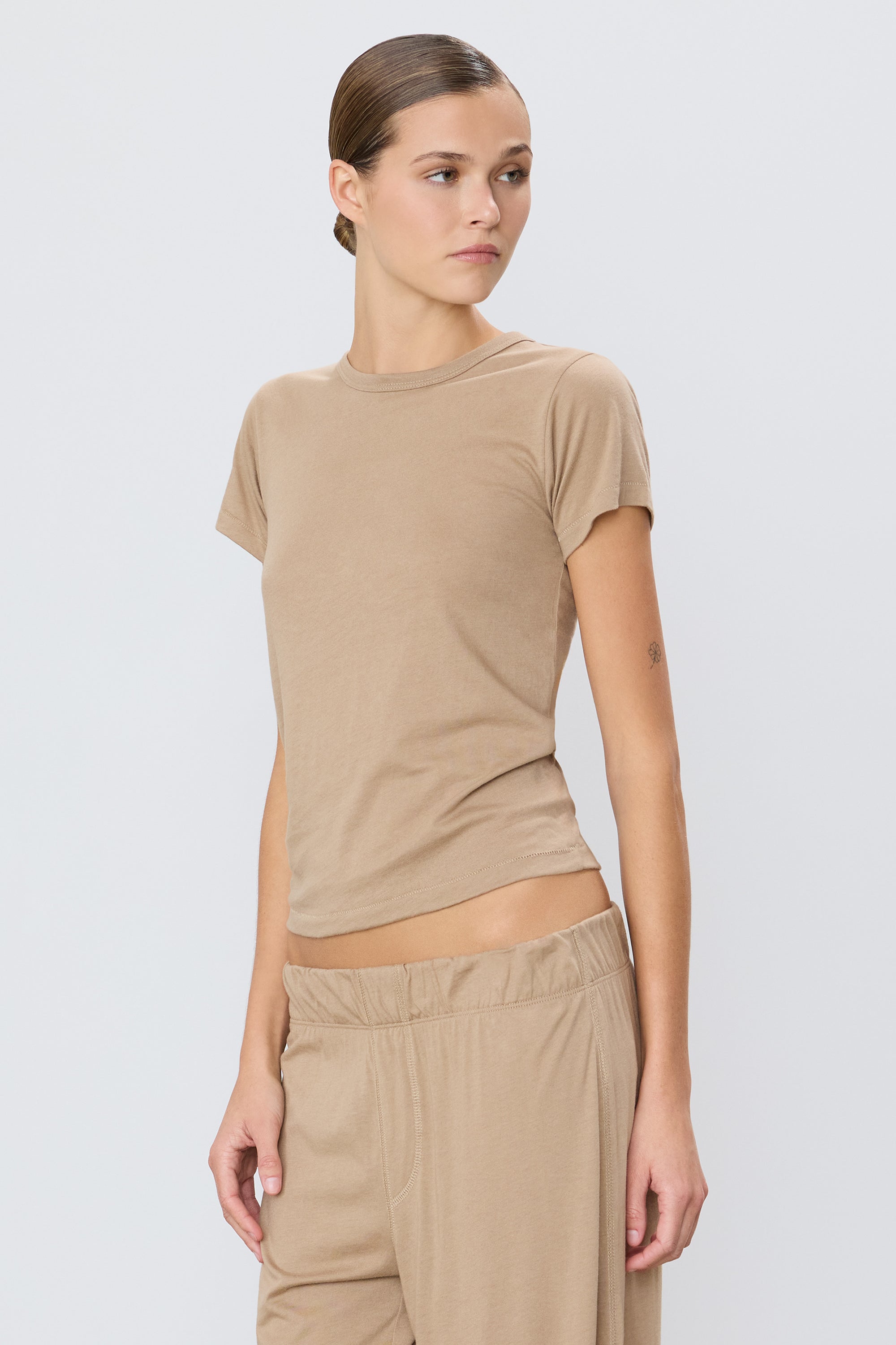 FITTED CREWNECK SHORT SLEEVE T-SHIRT - ÉTERNE