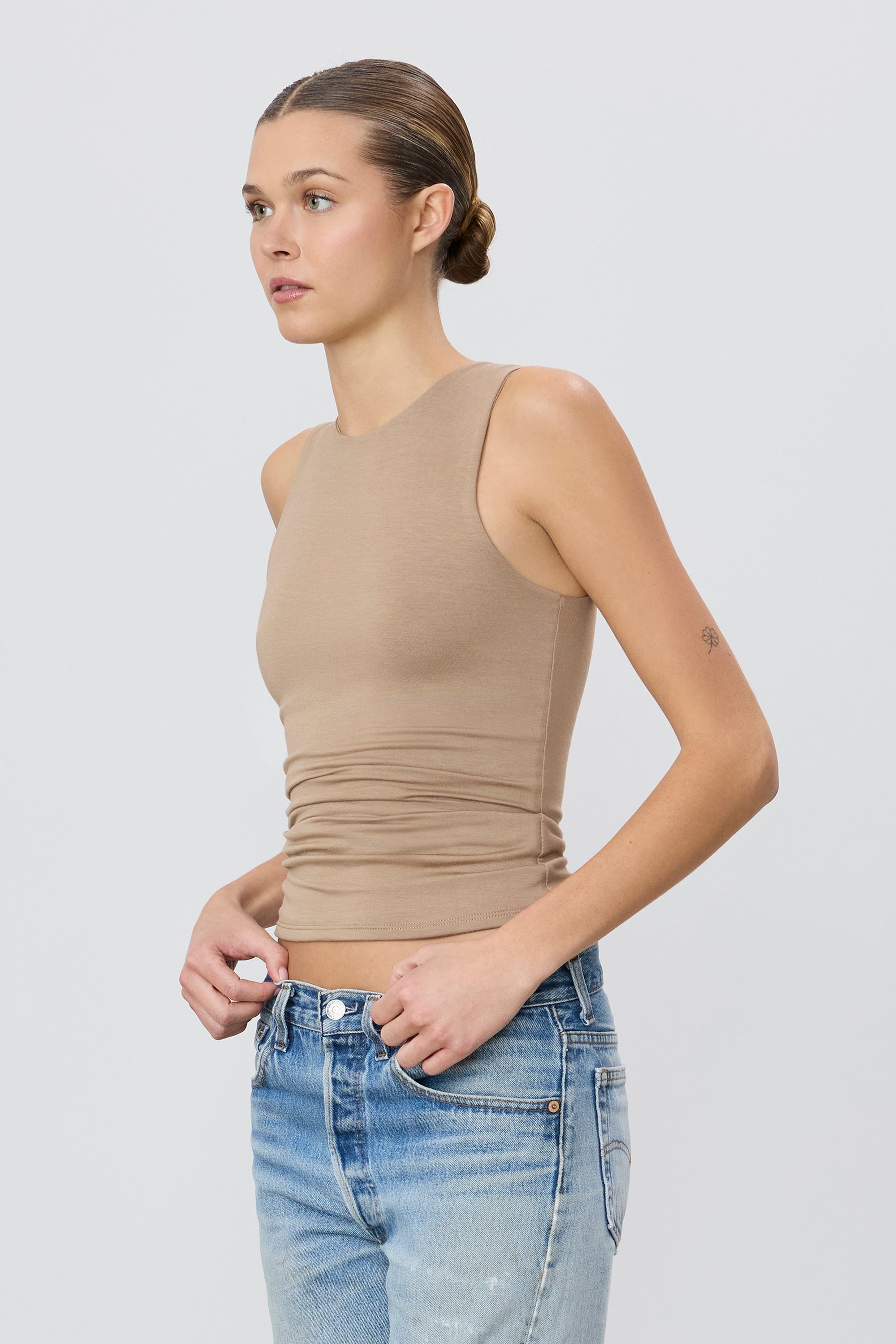 ÉTERNE SLEEVELESS CREWNECK TOP