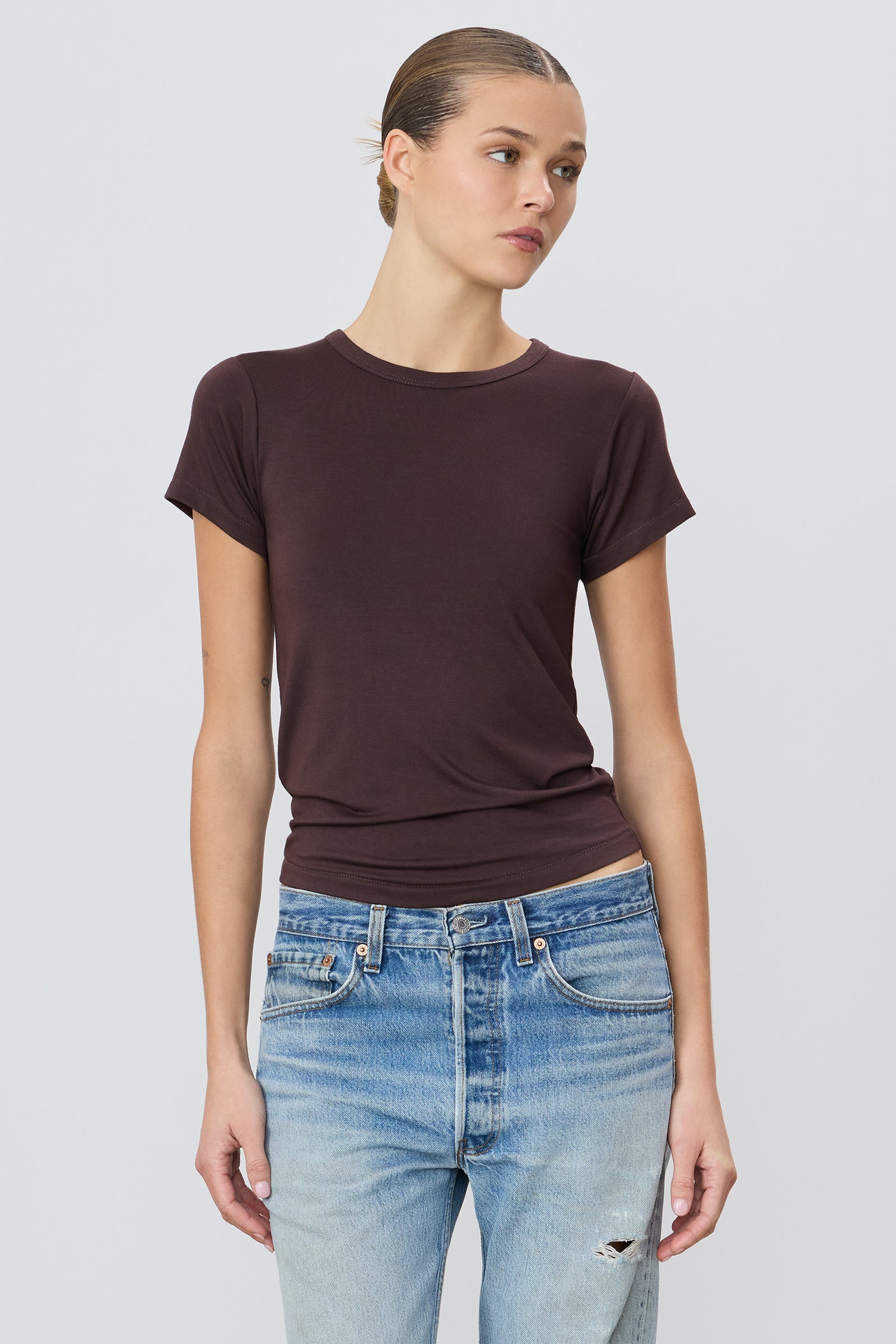 FITTED CREWNECK SHORT SLEEVE T-SHIRT - ÉTERNE