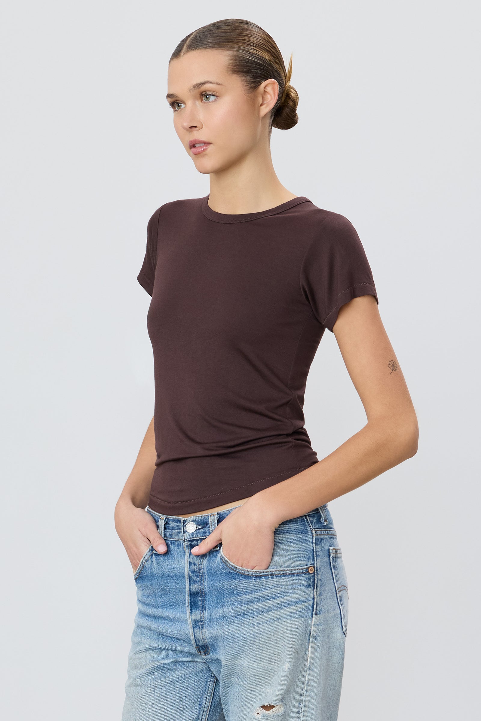FITTED CREWNECK SHORT SLEEVE T-SHIRT - ÉTERNE