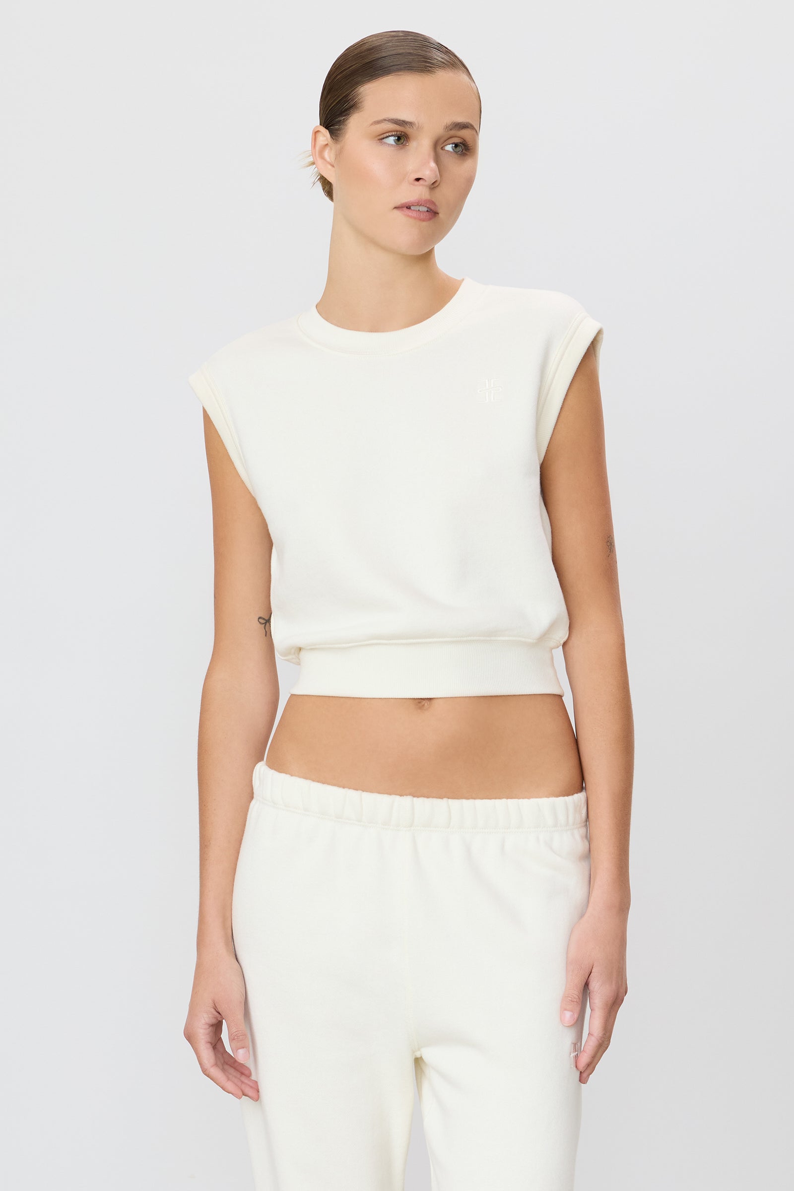 SLEEVELESS CREWNECK TOP - ÉTERNE