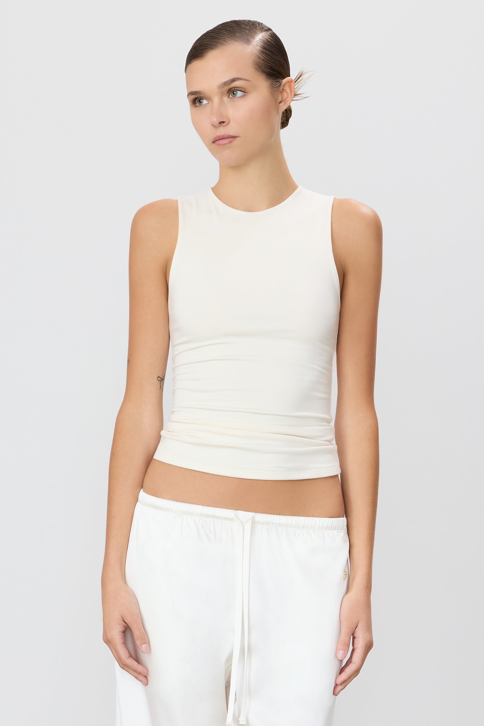 ÉTERNE SLEEVELESS CREWNECK TOP