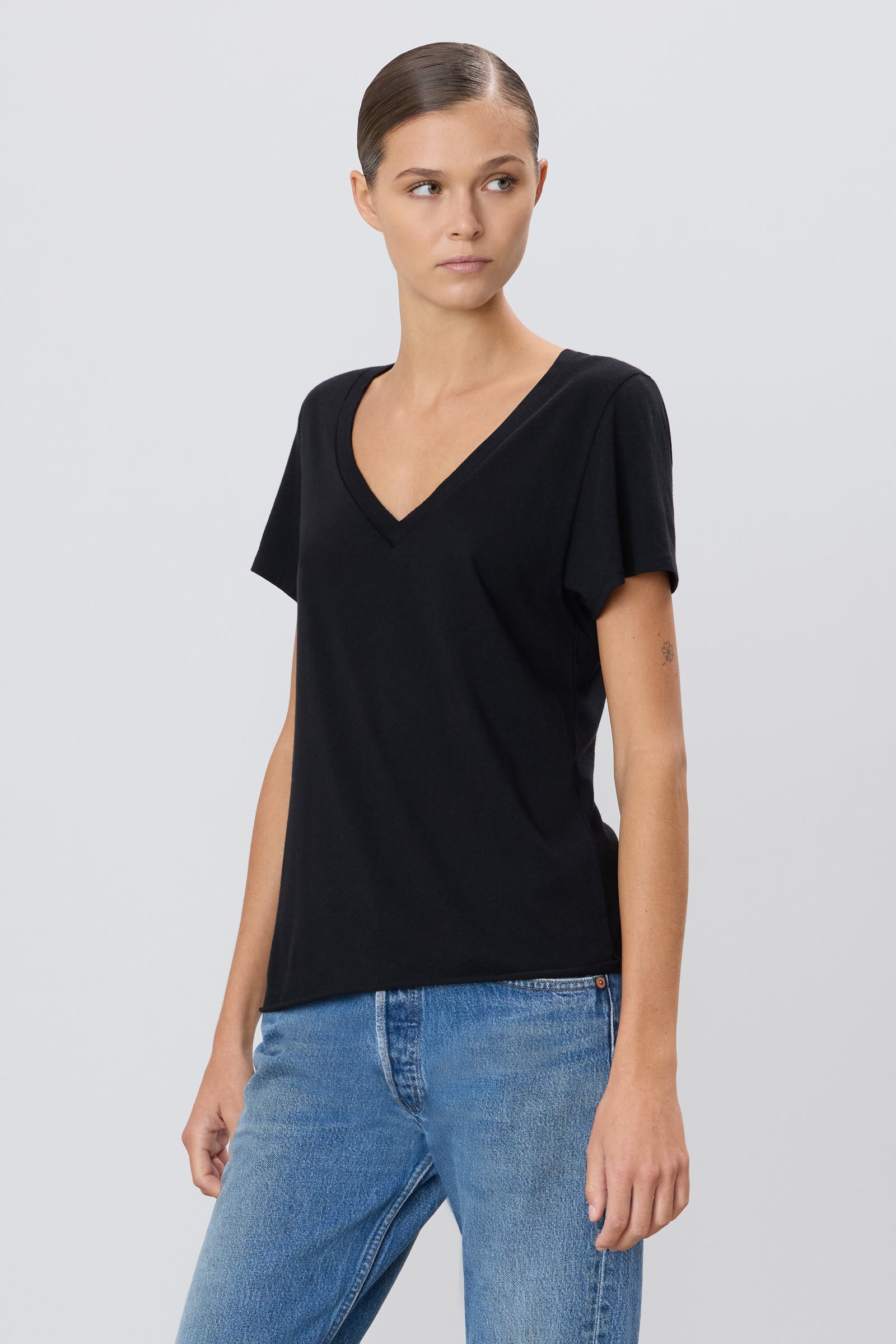 V-NECK T-SHIRT - ÉTERNE